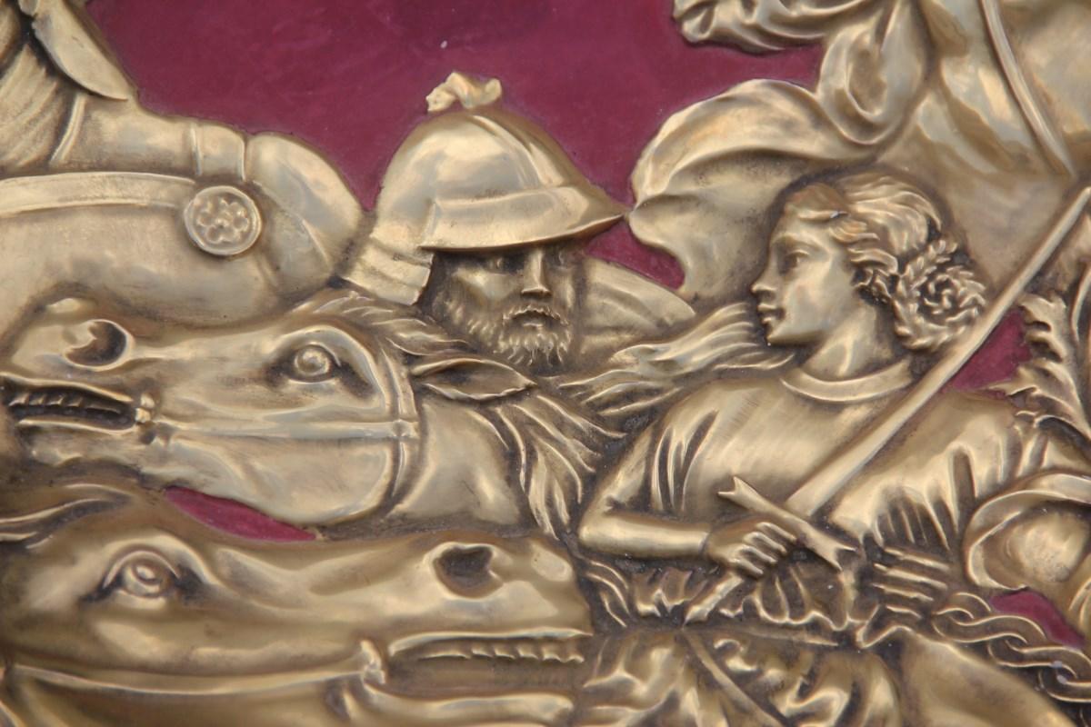 italien Assiette en céramique avec des scènes de guerriers et des chevaux en or violet 24 carats Finzi en vente