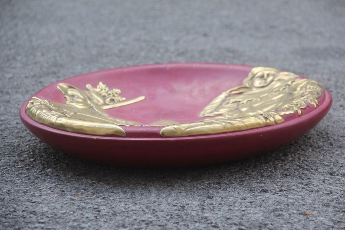 Milieu du XXe siècle Assiette en céramique avec des scènes de guerriers et des chevaux en or violet 24 carats Finzi en vente