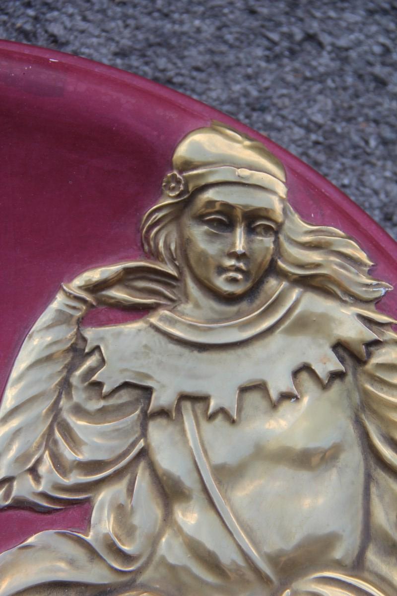 Assiette en céramique avec des scènes de guerriers et des chevaux en or violet 24 carats Finzi en vente 2