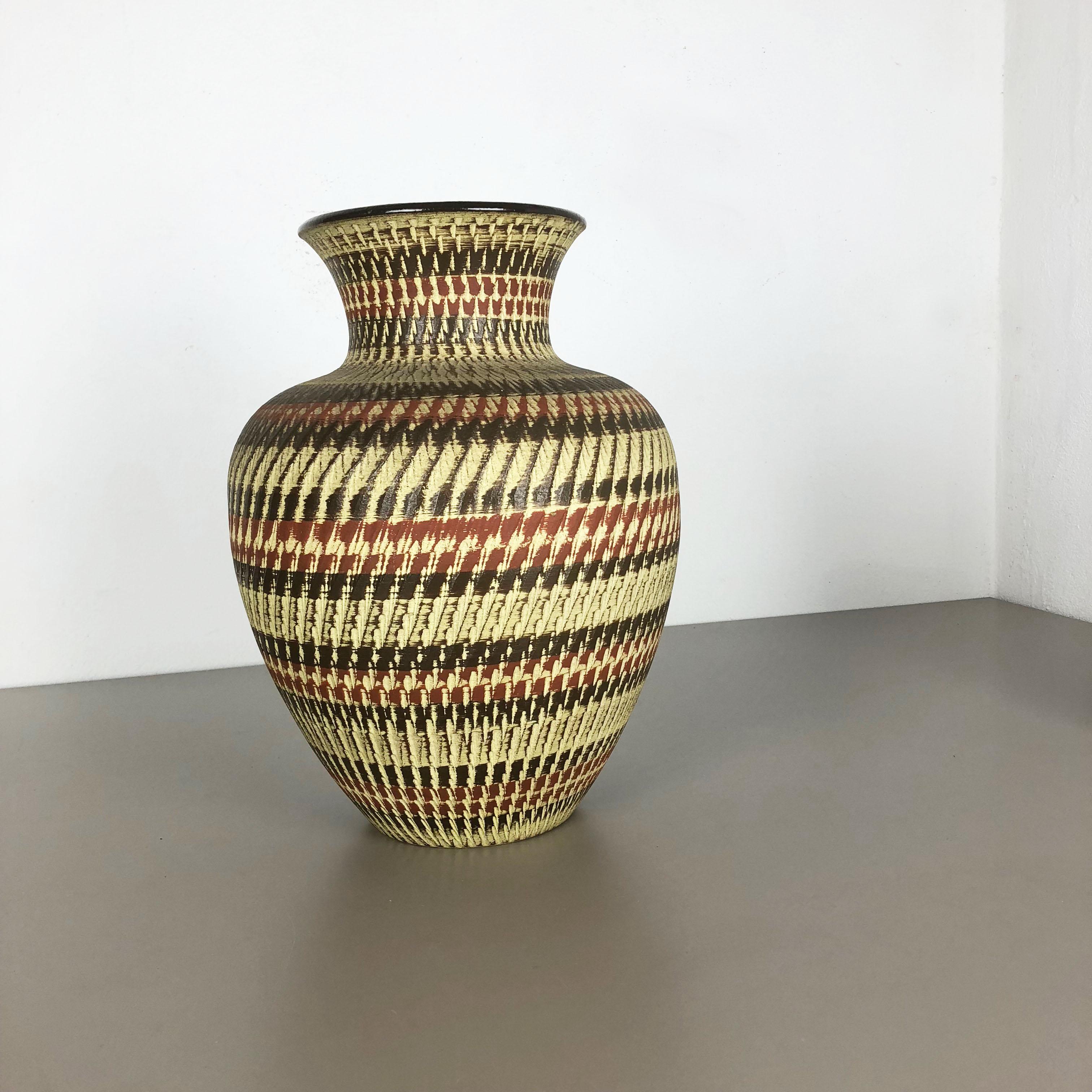 Article:

Pottery ceramic vase


Producer:

Dümmler and Breiden, Germany


Decade:

1950s





Original vintage 1950s pottery stoneware ceramic vase in Germany. High quality German production with a nice abstract coloration. The