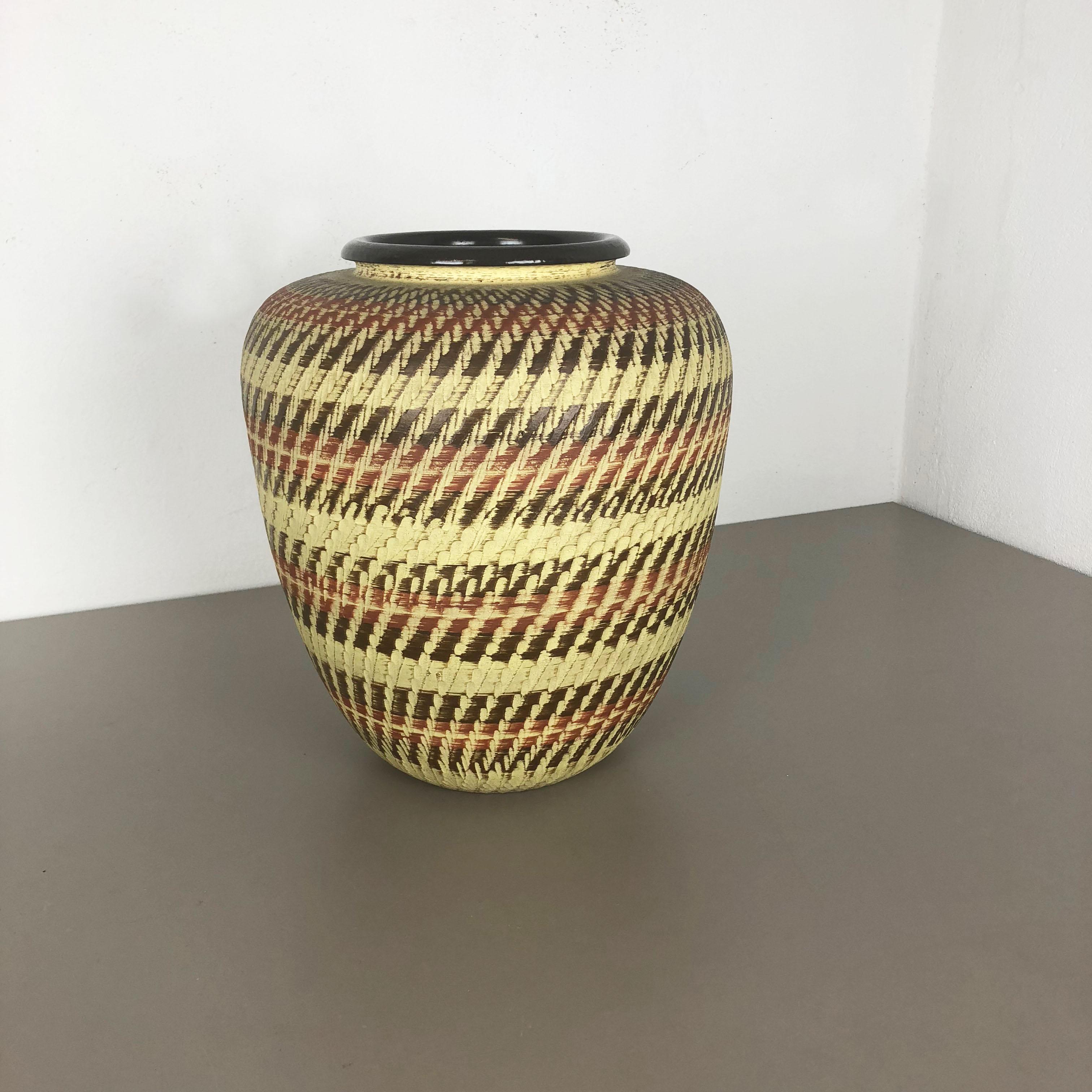 Article:

Pottery ceramic vase


Producer:

Dümmler and Breiden, Germany


Decade:

1950s





Original vintage 1950s pottery stoneware ceramic vase in Germany. High quality German production with a nice abstract coloration. The