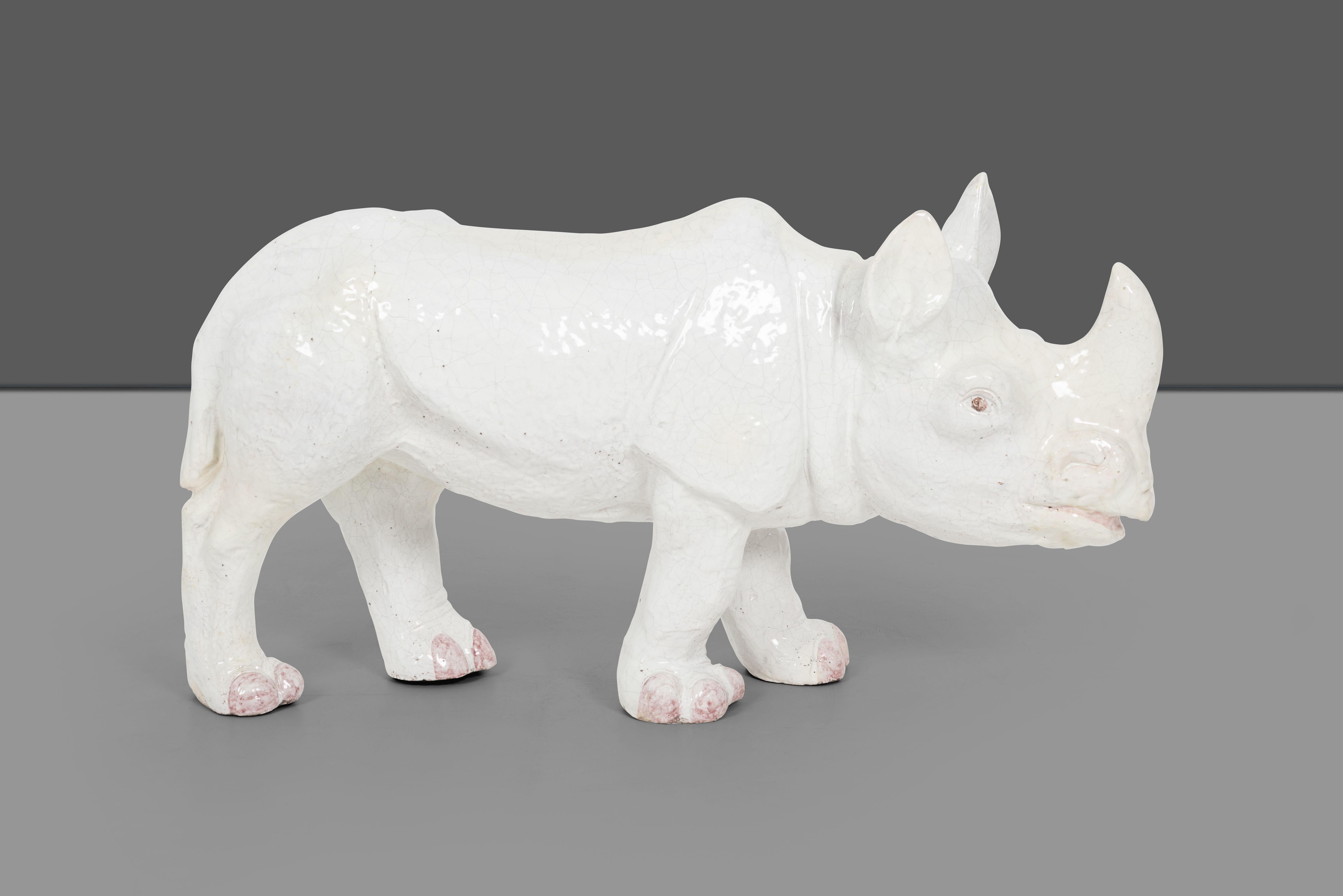 Rhinocéros en céramique de Trouvailles, France, présentant des craquelures naturelles, des orteils, des yeux et une bouche peints.