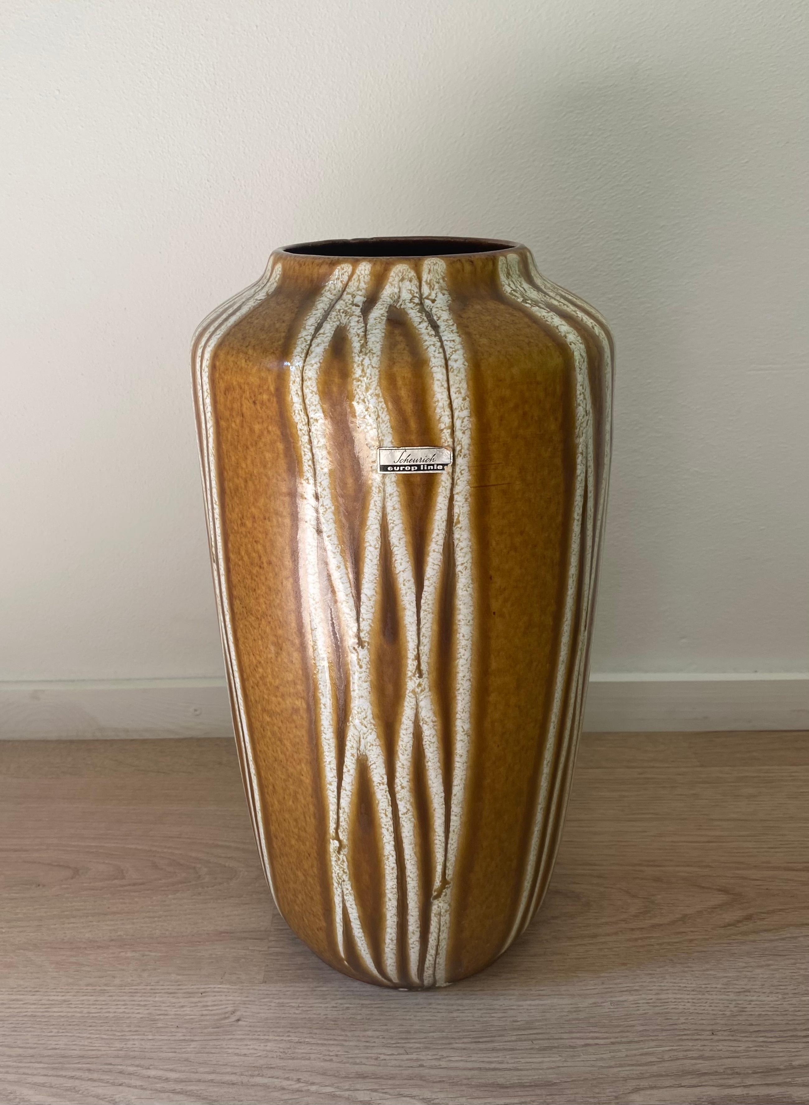 Beautiful ceramic piece, Handpainted in light Brown and White decoration from the Europ Linie. The piece is in absolute wonderful condition with only possible minor signs of age and use.