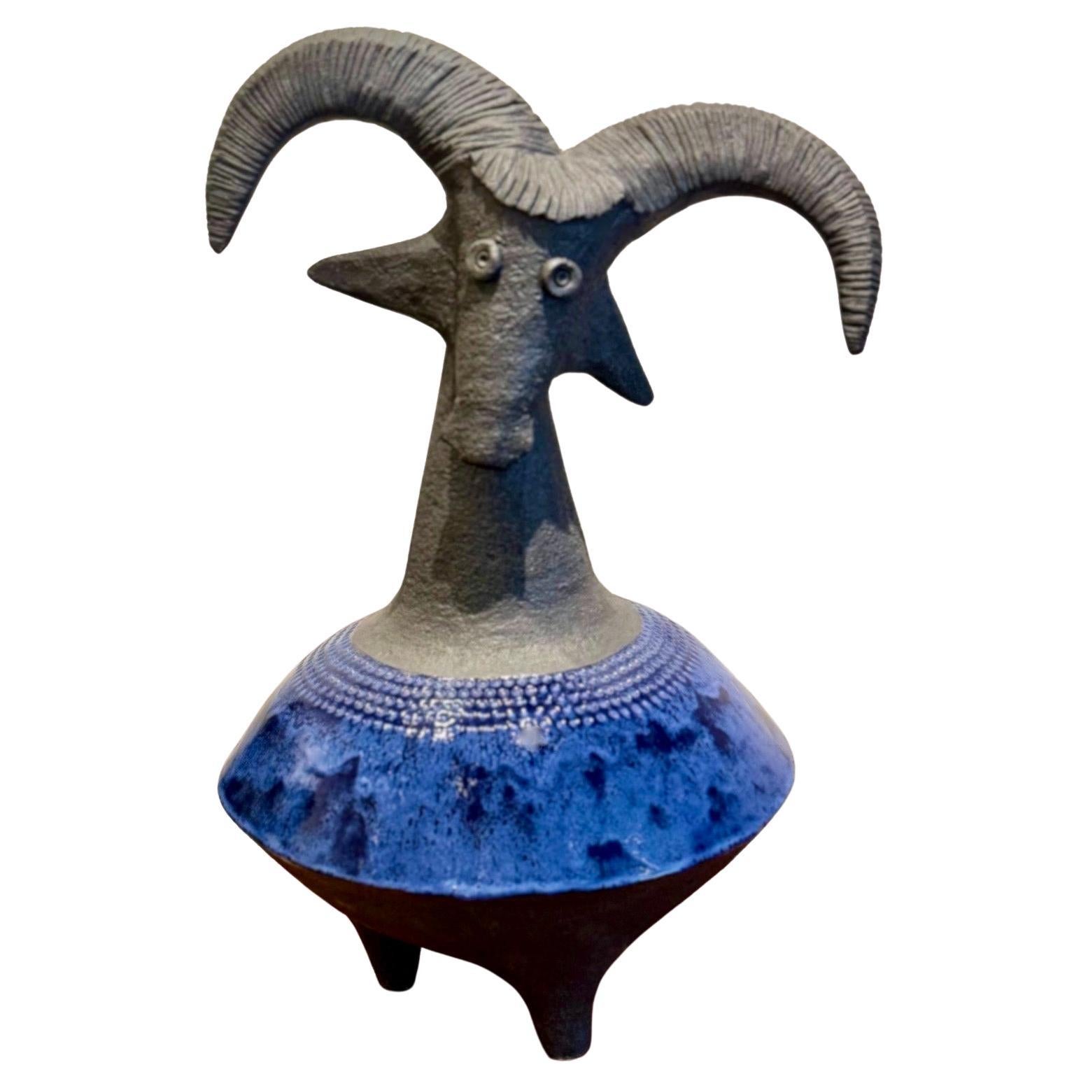 Grande sculpture en céramique " Chèvre bleue" Unique en son genre par Dominique Pouchain en vente