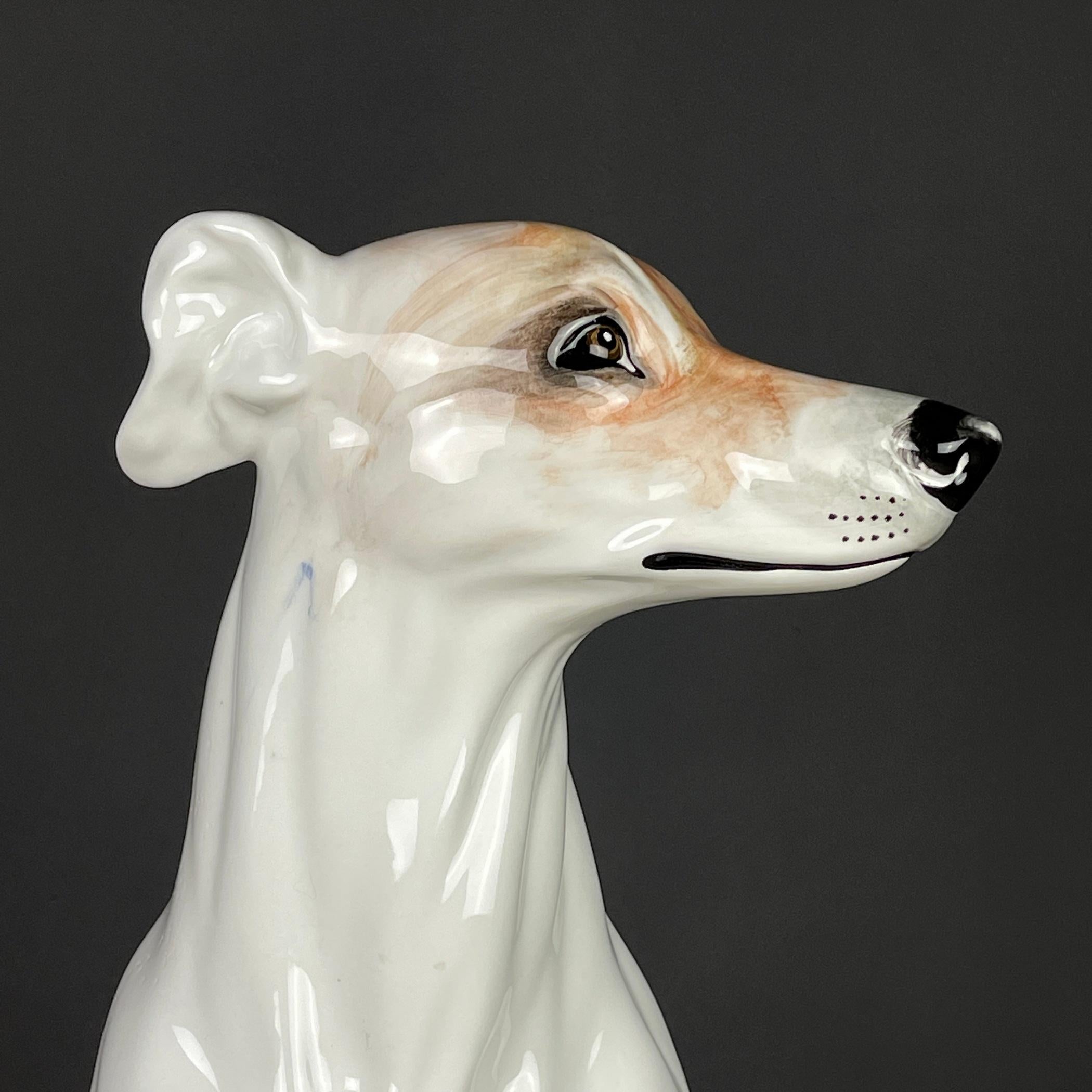 italien Grande sculpture en céramique d'un chien de Bassano, Italie, années 1980  en vente