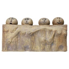 Grande sculpture en céramique de quatre têtes rondes sur socle singulière