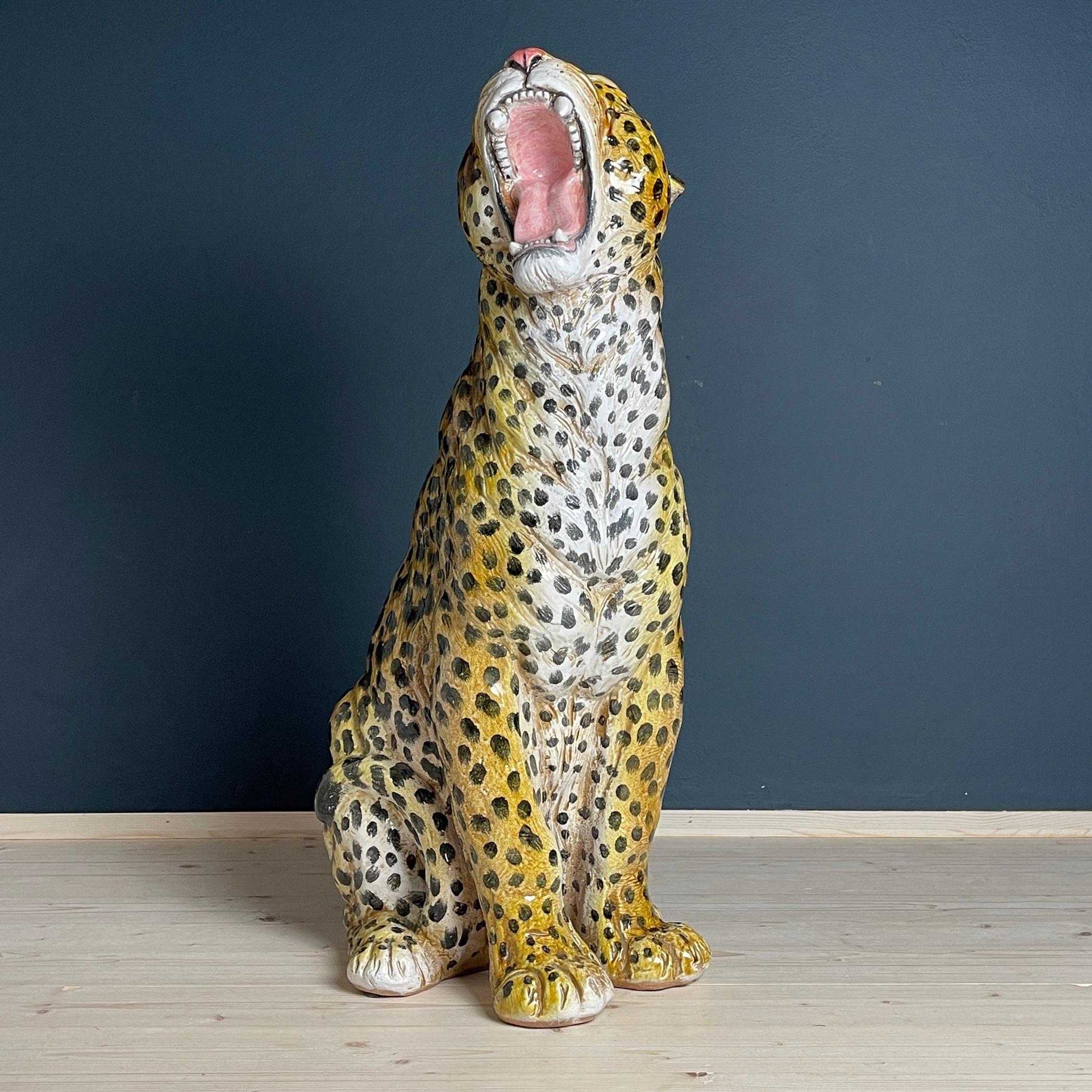 Lassen Sie sich von dieser großen Keramikskulptur, die einen prächtigen Leoparden darstellt, verführen. Dieses in den 1960er Jahren in Italien gefertigte Meisterwerk ist ein Beweis für die geschickten Hände italienischer Kunsthandwerker. Diese