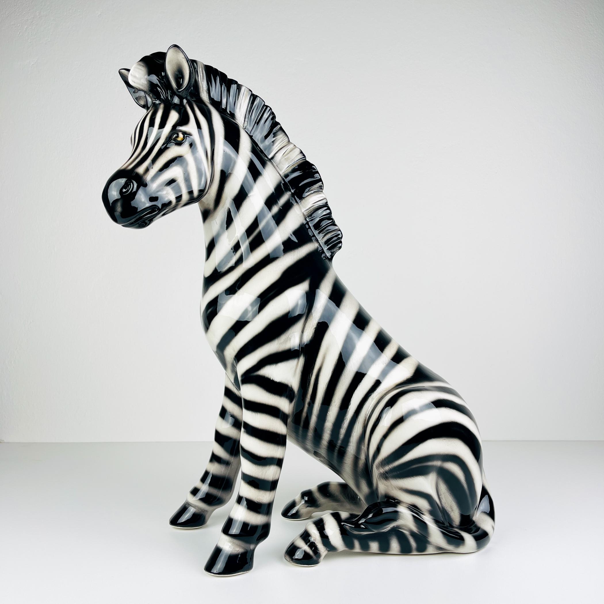 Impresionante escultura animal de cebra en cerámica pintada a mano, fabricada en Bassano (Italia) en la década de 2000. Una escultura muy bella. En muy buen estado. El complemento perfecto para cualquier superficie y, desde luego, para cualquier