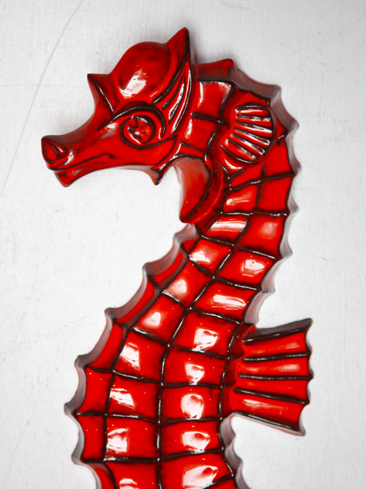 Grande sculpture murale en céramique représentant un hippocampe, André Bayer, 1960, Belgique Bon état - En vente à Antwerp, BE