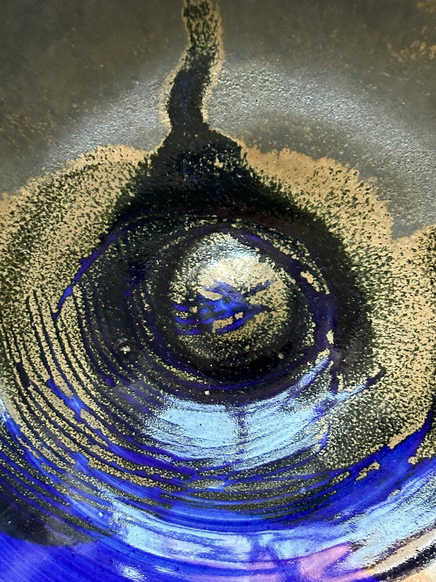 Große, flache Keramikschale mit Brillantblauer Glasur von Toshiko Takaezu im Angebot 5