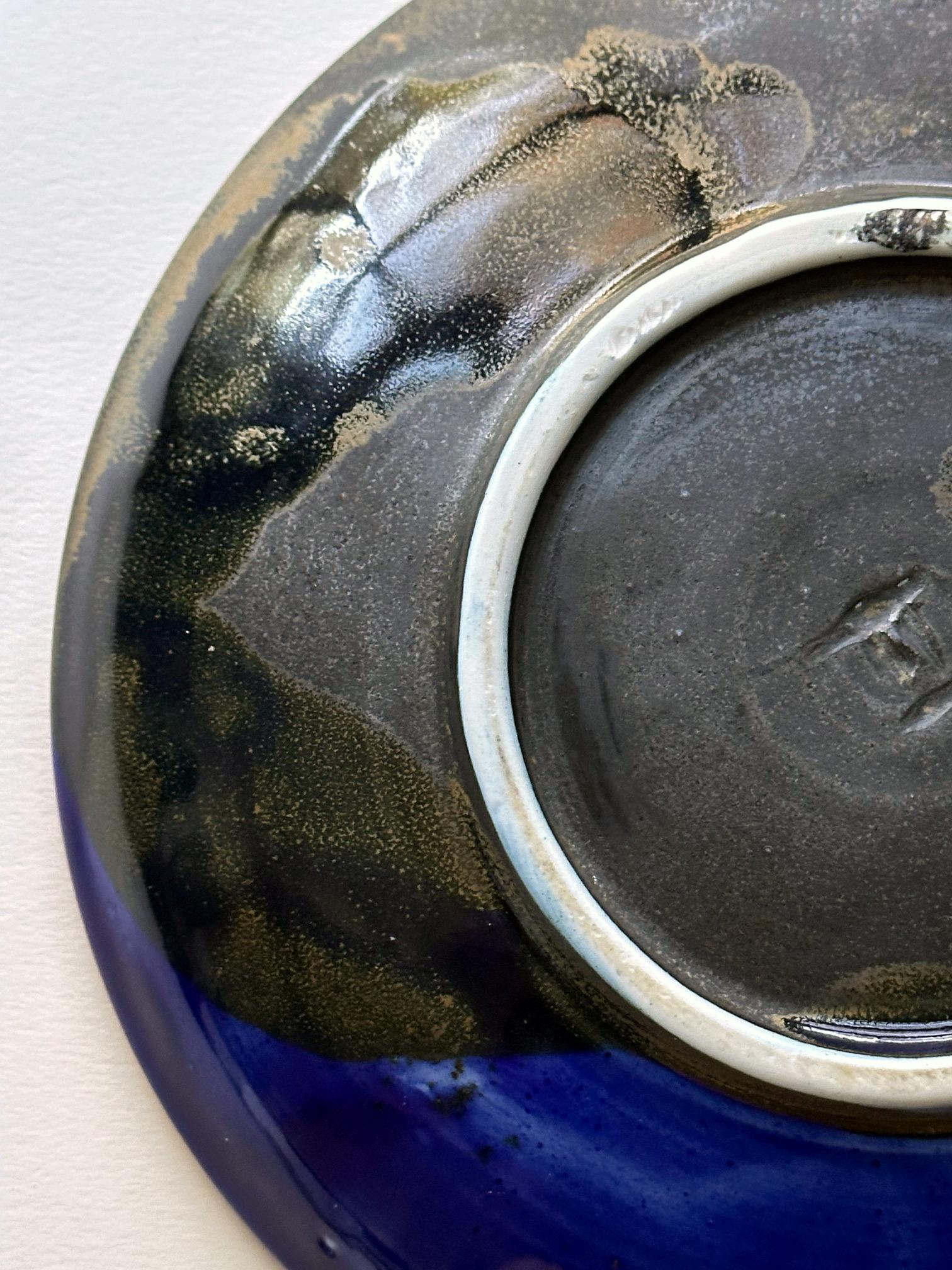 Große, flache Keramikschale mit Brillantblauer Glasur von Toshiko Takaezu im Angebot 13