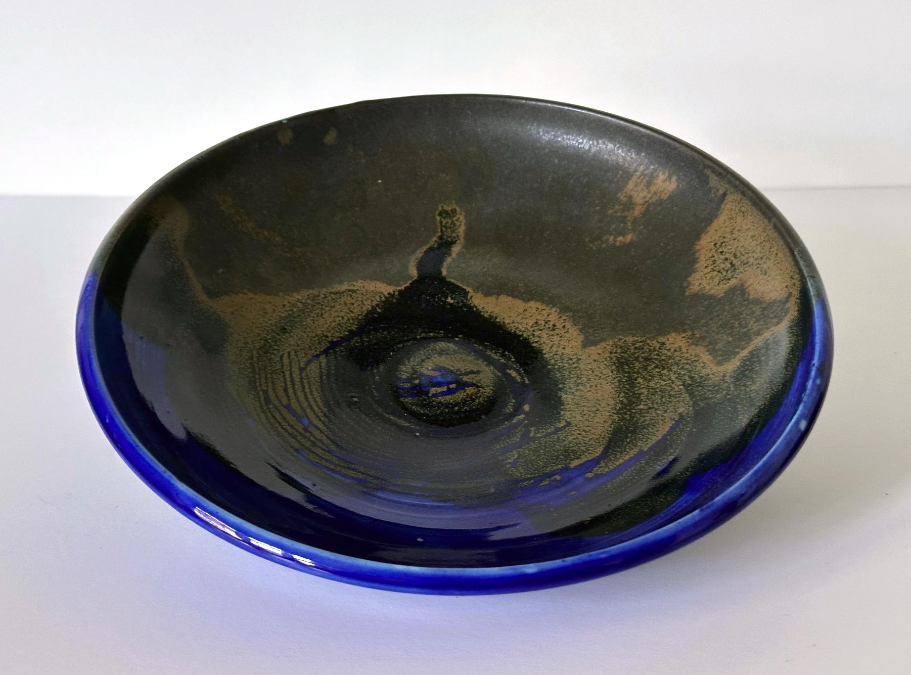 Eine glasierte flache Keramikschale aus den 1960er Jahren von der japanisch-amerikanischen Künstlerin Toshiko Takaezu (Amerikanerin, 1922-2011), deren Werk stark von der japanischen Keramiktradition, Ästhetik und Philosophie beeinflusst ist. Die