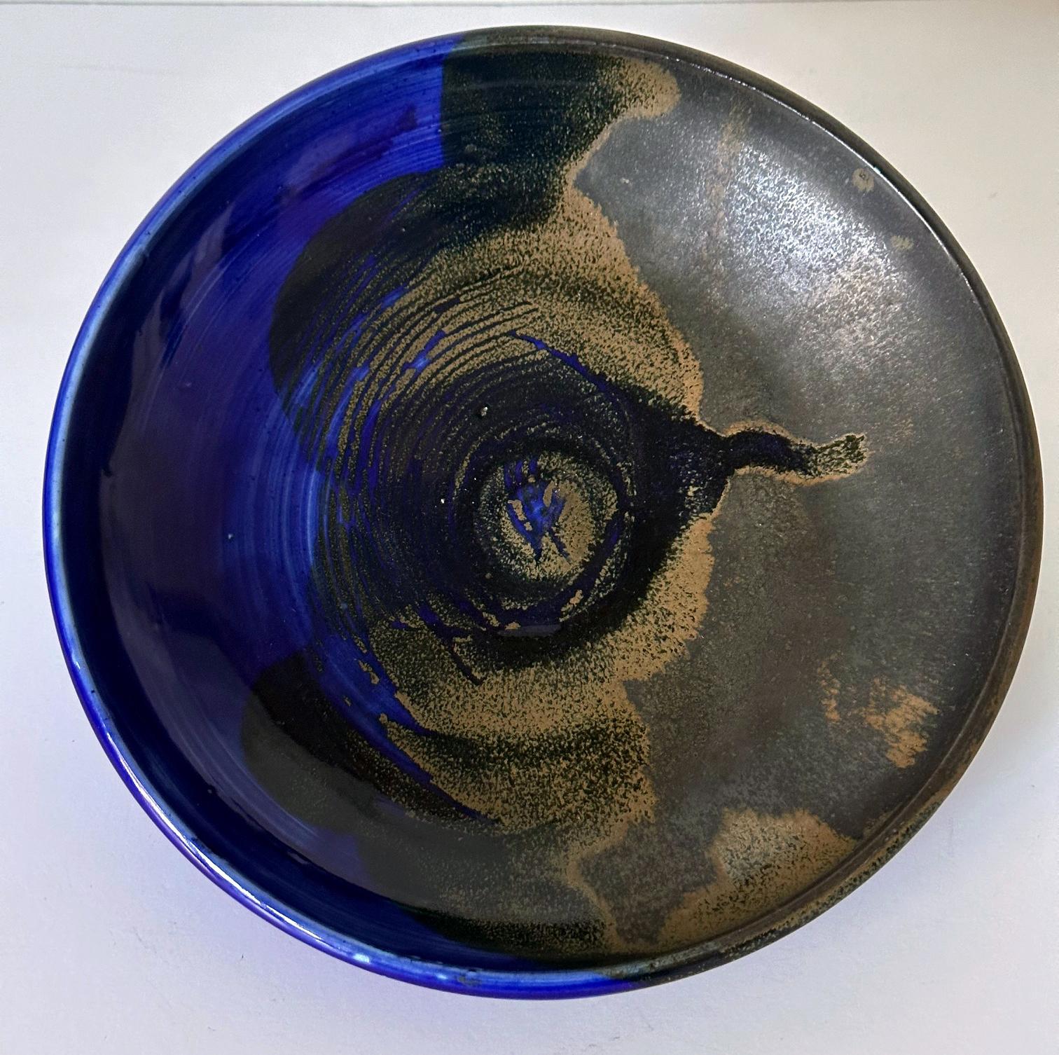 Große, flache Keramikschale mit Brillantblauer Glasur von Toshiko Takaezu im Angebot 14
