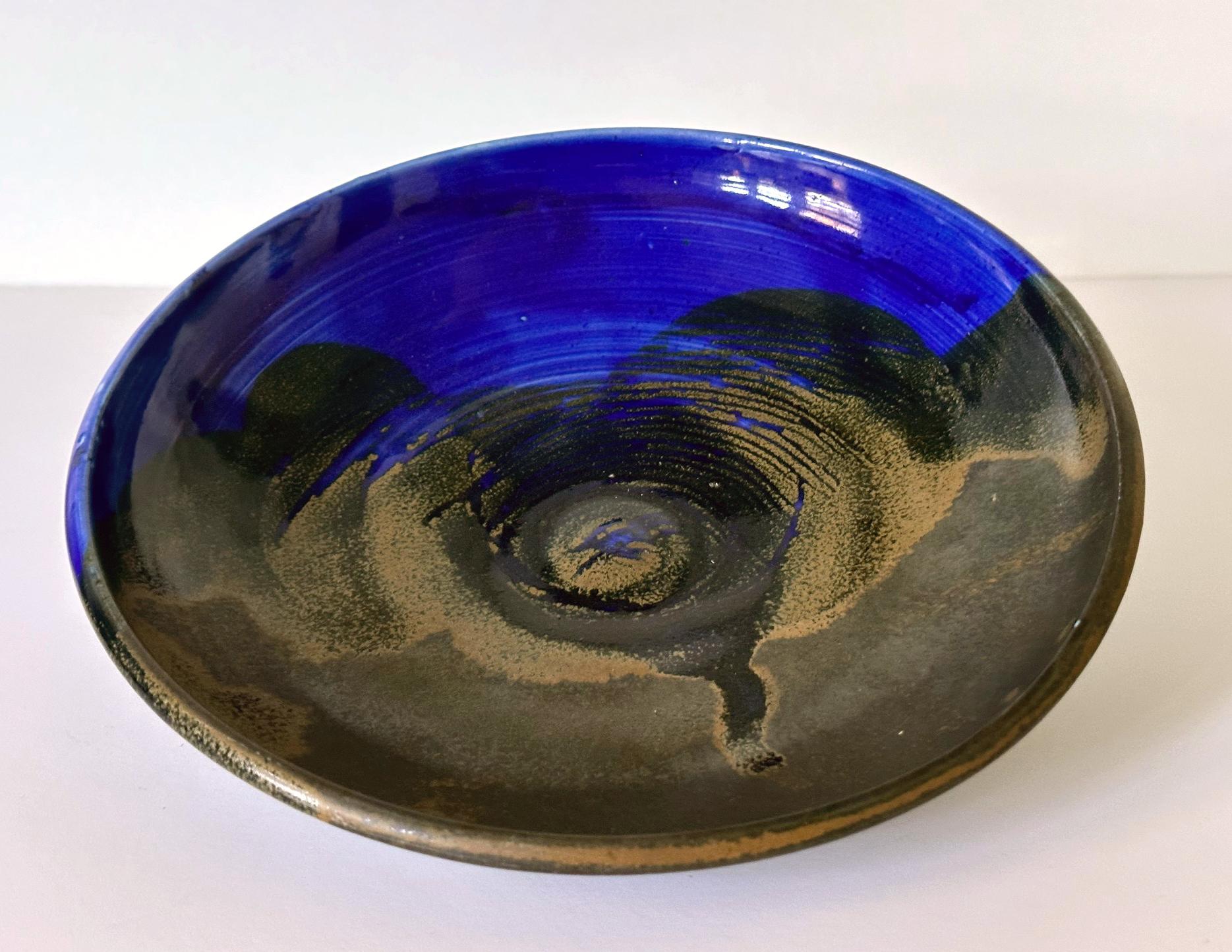 Große, flache Keramikschale mit Brillantblauer Glasur von Toshiko Takaezu (Moderne) im Angebot