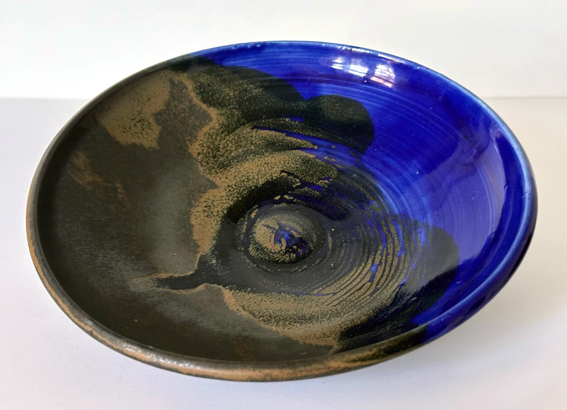 Große, flache Keramikschale mit Brillantblauer Glasur von Toshiko Takaezu (amerikanisch) im Angebot