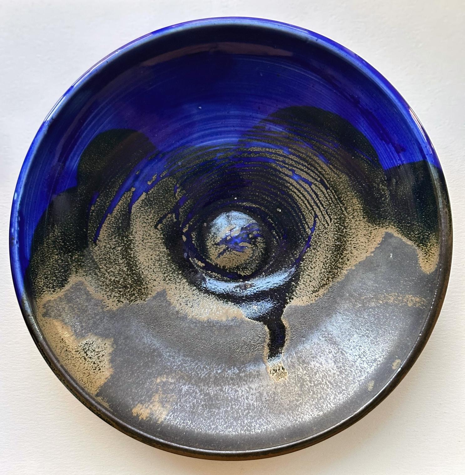 Große, flache Keramikschale mit Brillantblauer Glasur von Toshiko Takaezu im Zustand „Gut“ im Angebot in Atlanta, GA