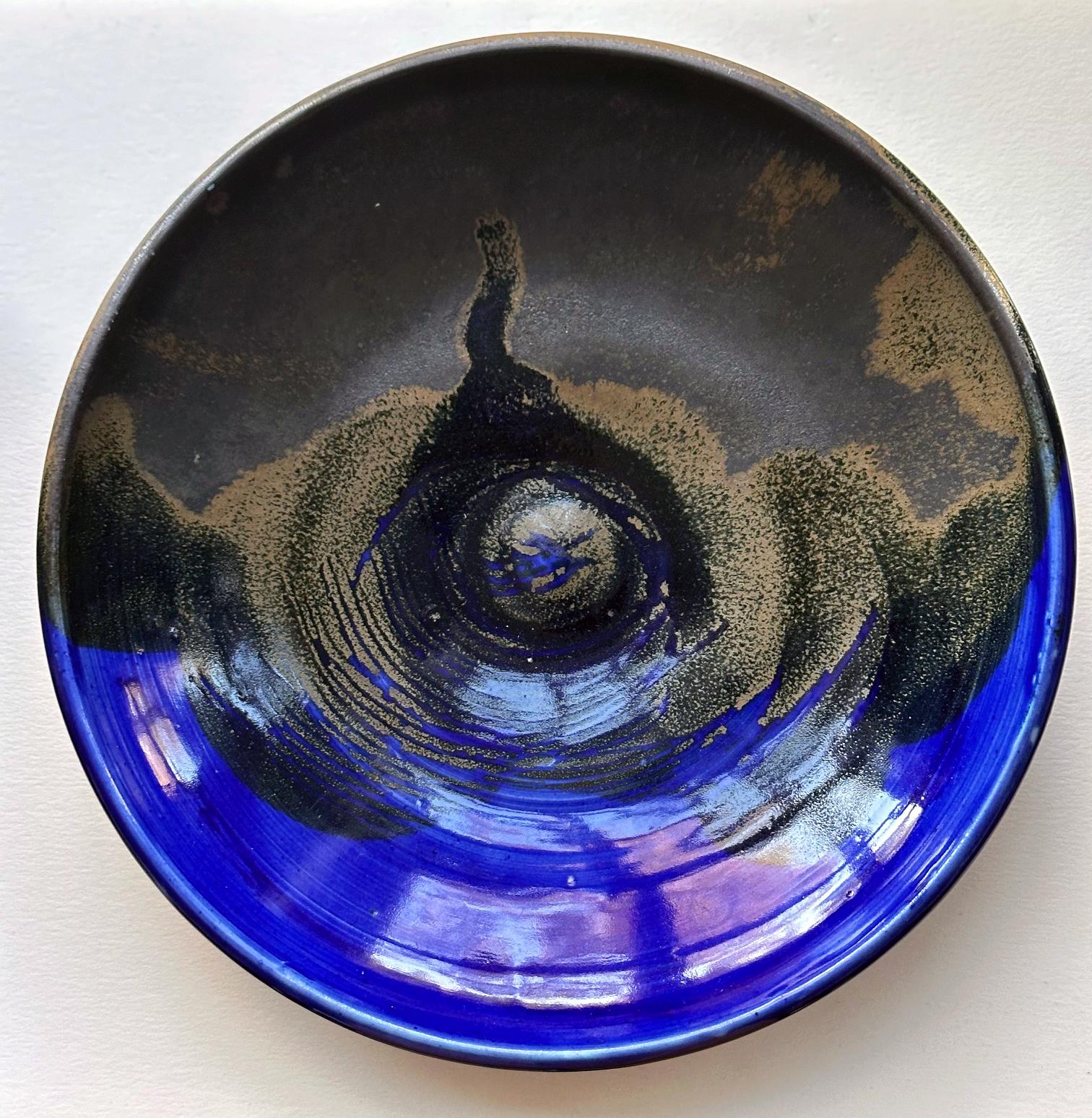 Große, flache Keramikschale mit Brillantblauer Glasur von Toshiko Takaezu (20. Jahrhundert) im Angebot