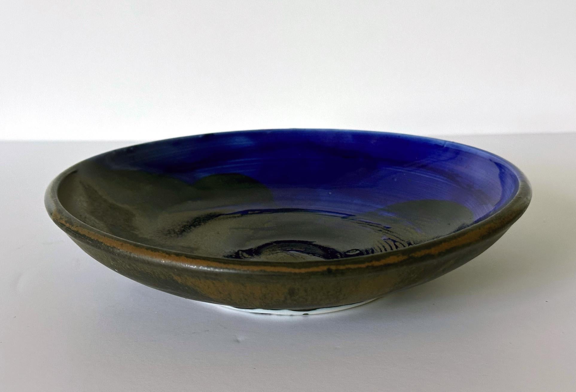 Große, flache Keramikschale mit Brillantblauer Glasur von Toshiko Takaezu im Angebot 1