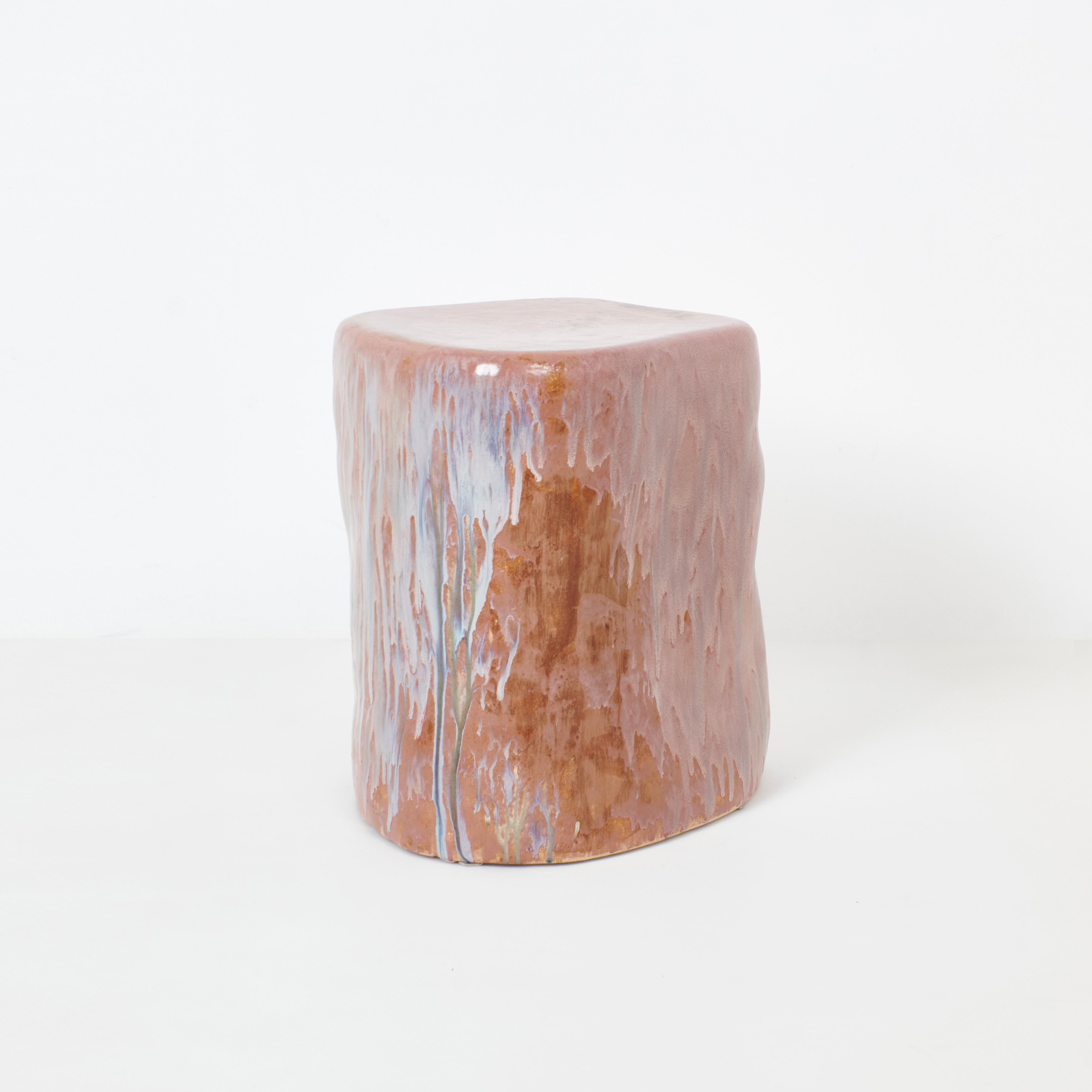 LARGE CERAMIC SIDE TABLE, entworfen im Jahr 2023.

Handgeformter Beistelltisch aus Keramik mit organischer Form, hergestellt in der eigenen Keramikwerkstatt von project 213A. Mit einer zeitgenössischen, kundenspezifischen Glasur versehen. Jedes