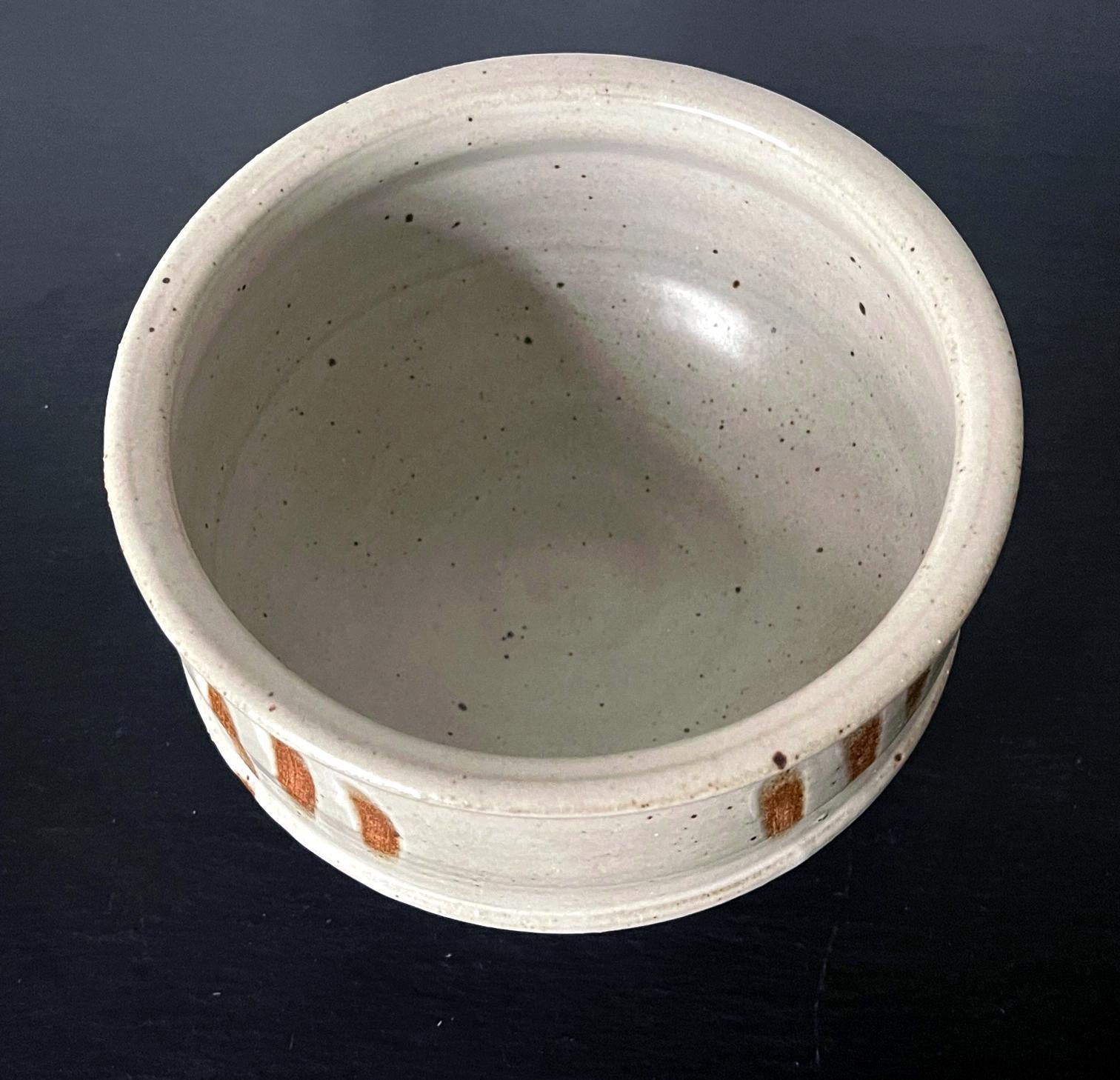 Large Ceramic Stoneware Bowl in Shino Style by Warren Mackenzie For Sale 1