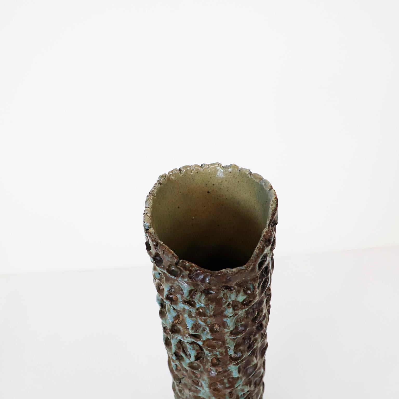 Circa 1970, Nous vous proposons ce grand vase en céramique grès.