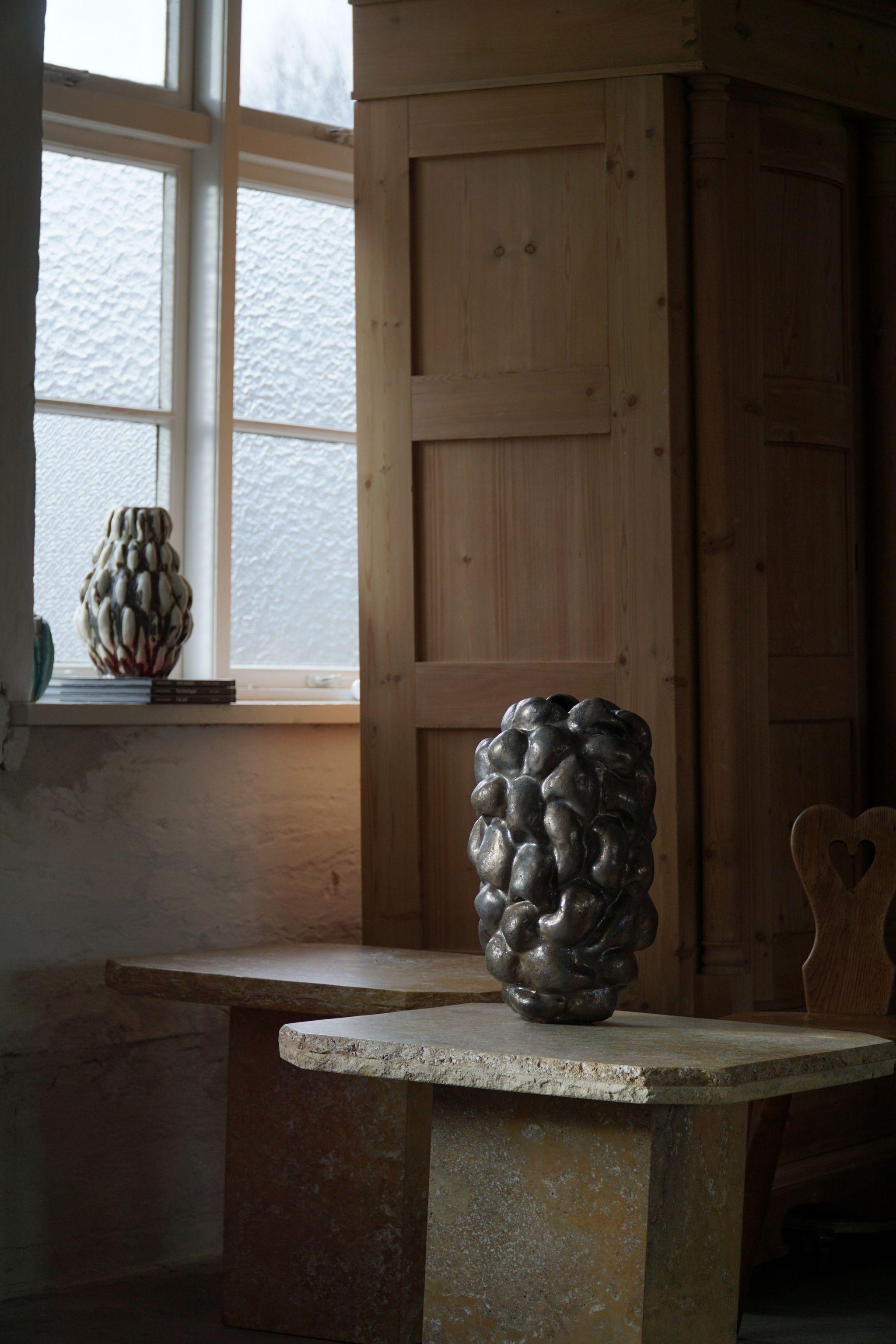 Scandinave moderne Grand vase en céramique et grès à glaçure bronze de l'artiste danois Ole Victor, 2021