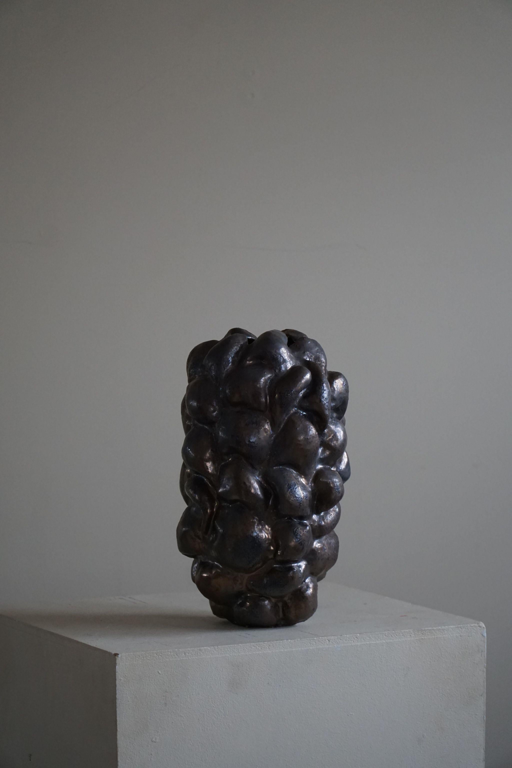 Danois Grand vase en céramique et grès à glaçure bronze de l'artiste danois Ole Victor, 2021