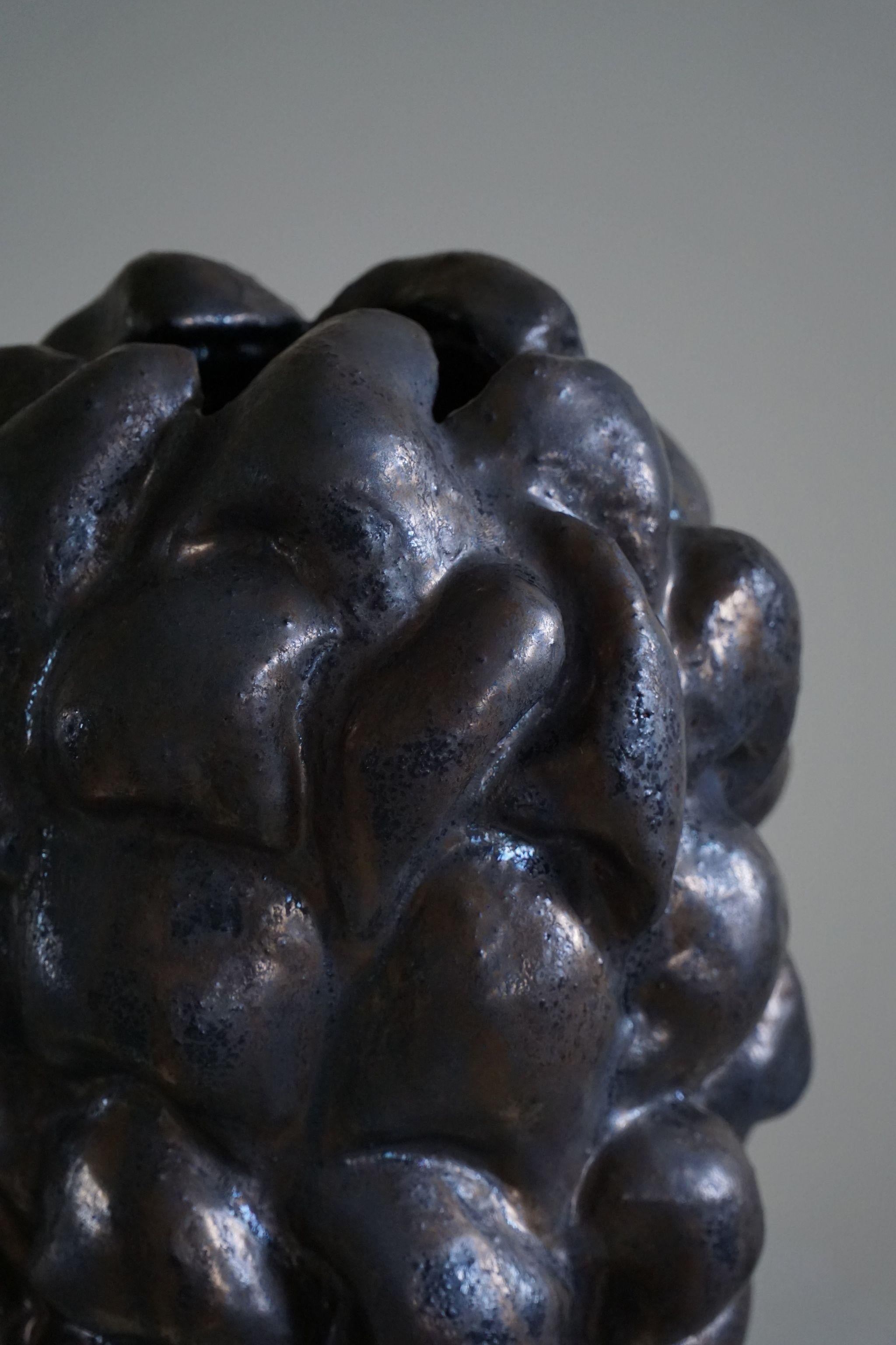 Fait main Grand vase en céramique et grès à glaçure bronze de l'artiste danois Ole Victor, 2021