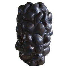 Vaso grande in ceramica e gres con smalto bronzo dell'artista danese Ole Victor, 2021