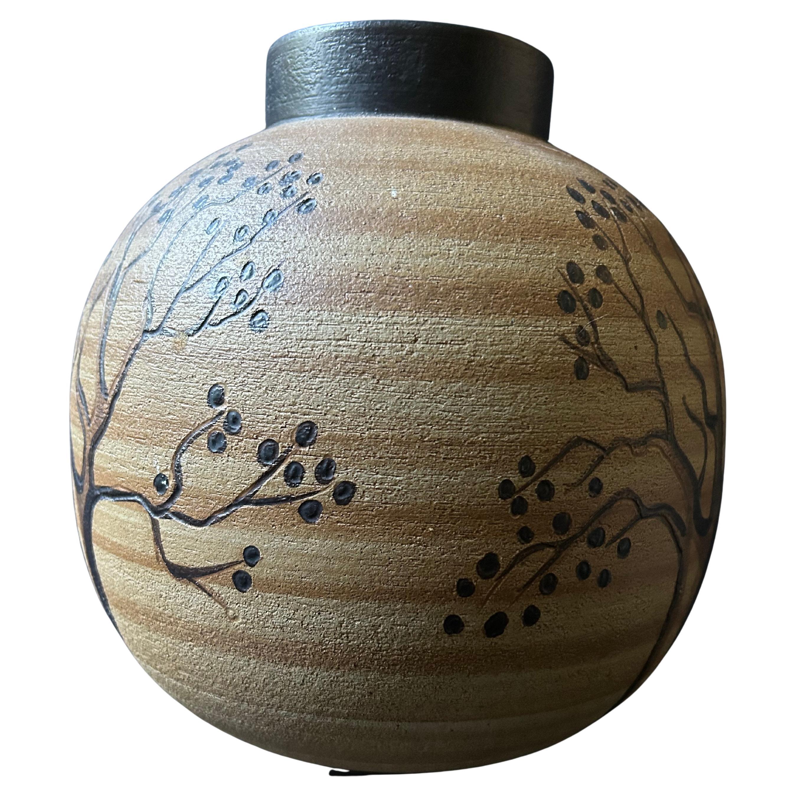 Questo vaso in ceramica dal corpo rotondo ci ha incuriosito fin dall'inizio!

Pur provenendo dalla Germania della fine degli anni '60 e dell'inizio degli anni '70, questo pezzo artigianale di Studio Pottery si distingue dalla maggior parte delle