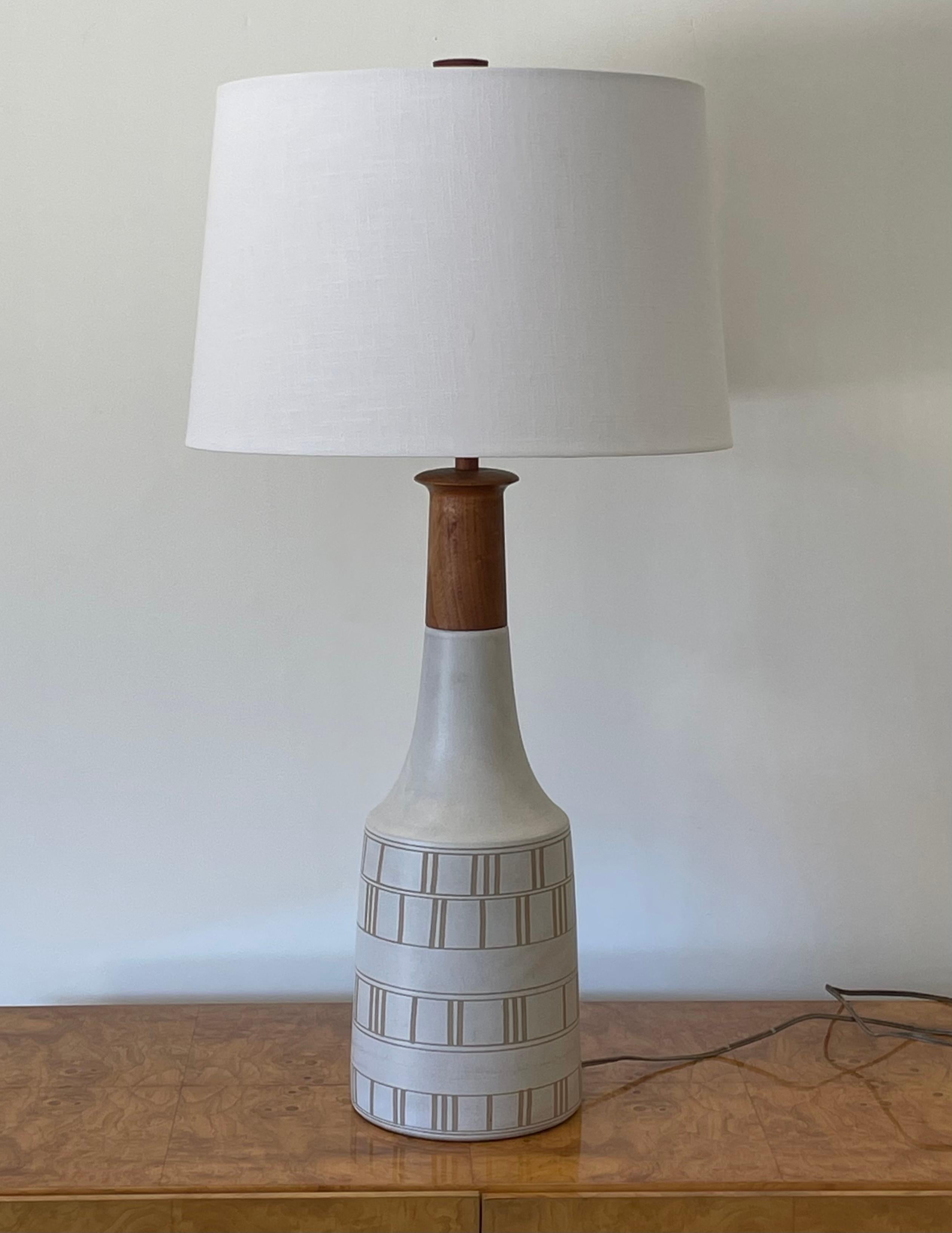 Large Ceramic Table Lamp by Jane and Gordon Martz In Good Condition For Sale In St.Petersburg, FL