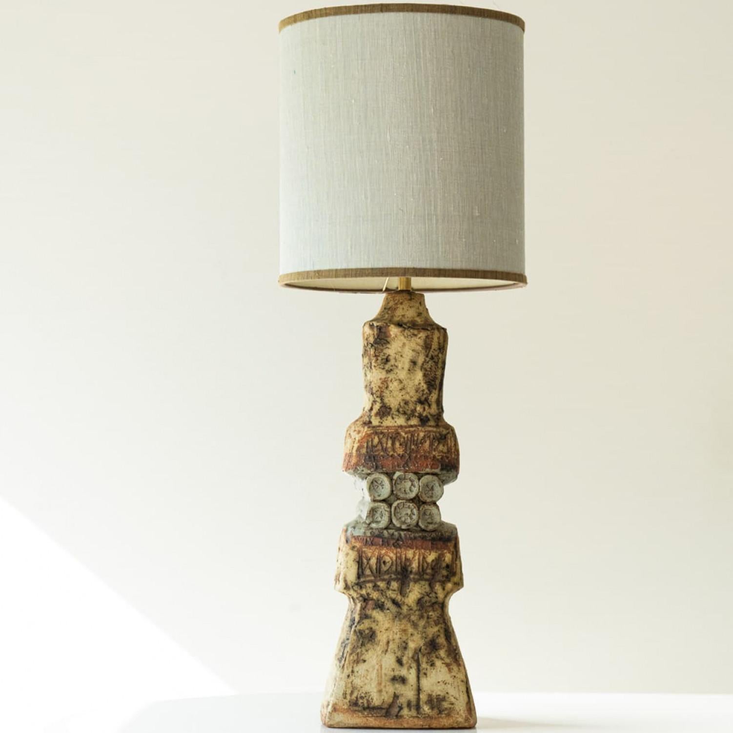 Beautiful  Large ceramic table lamp by R Rooke, 1970s.

This lamp base brings refined elegance and rich visual appeal to any interior. With its beautiful shape, it offers a unique presence. 

This base with brown beige and terra tones fits perfectly