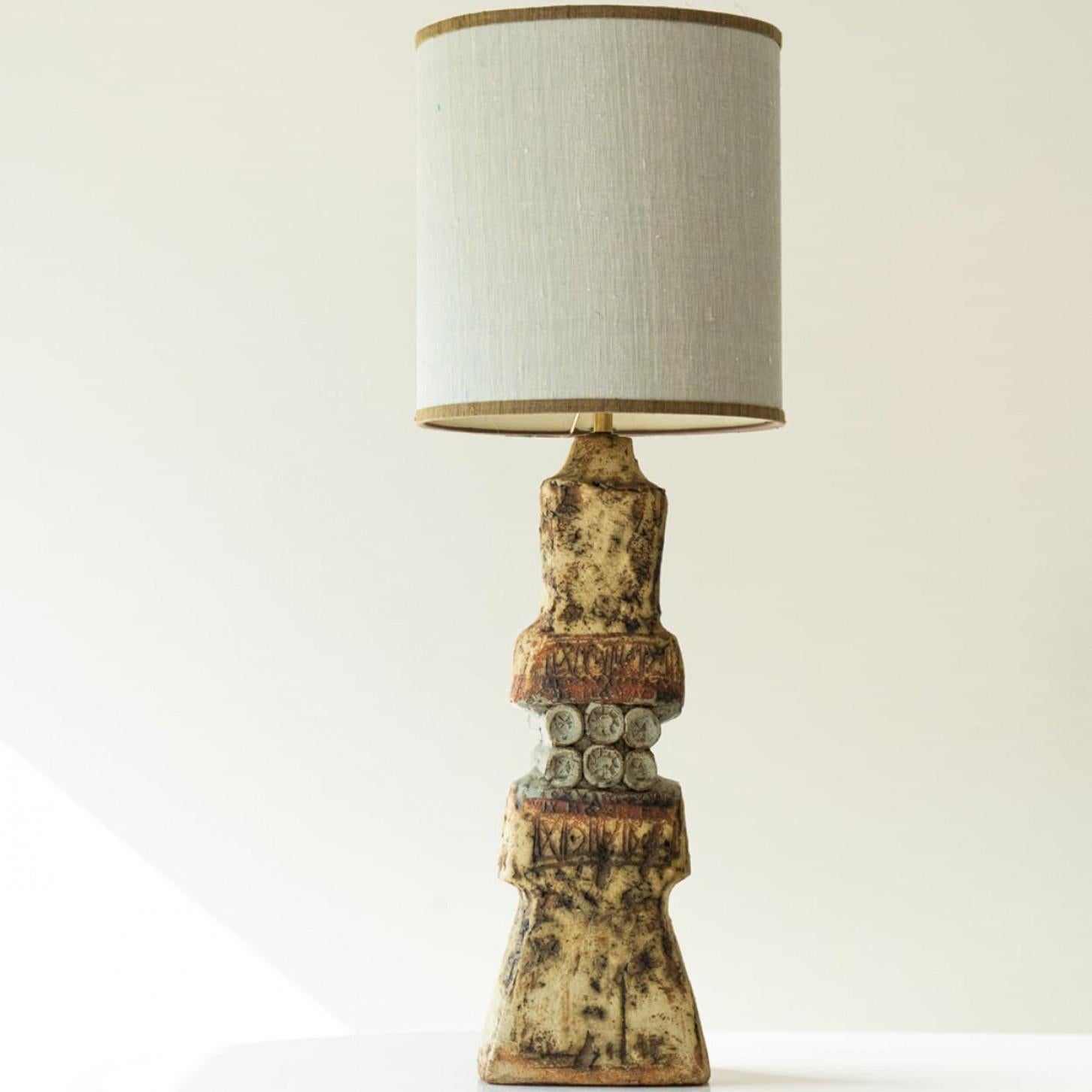 Beautiful  Large ceramic table lamp by R Rooke, 1970s.

This lamp base brings refined elegance and rich visual appeal to any interior. With its beautiful shape, it offers a unique presence. 

This base with brown beige and terra tones fits perfectly