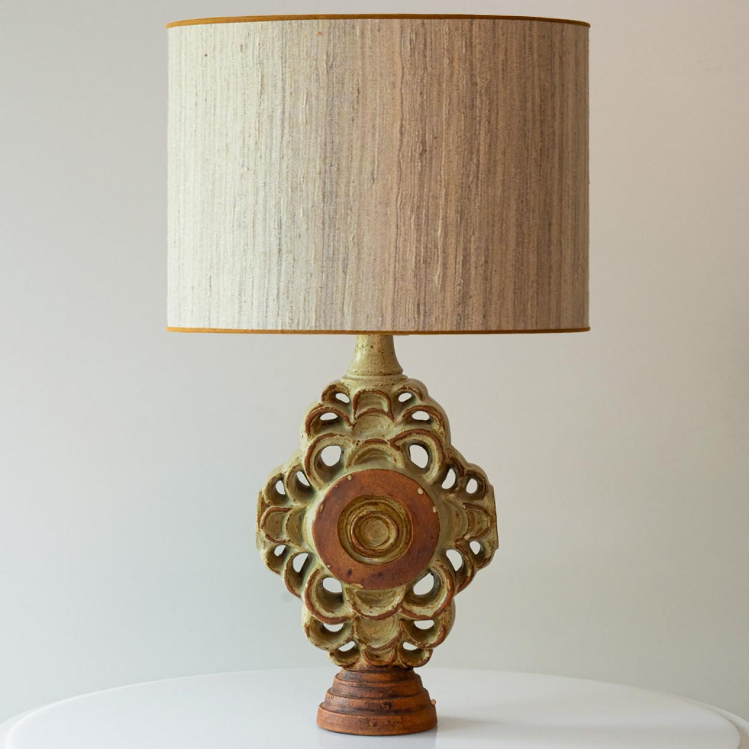 Große Keramik-Tischlampe von B. Rooke, ovaler Lampenschirm von R. Houben, 1970 (Moderne der Mitte des Jahrhunderts) im Angebot