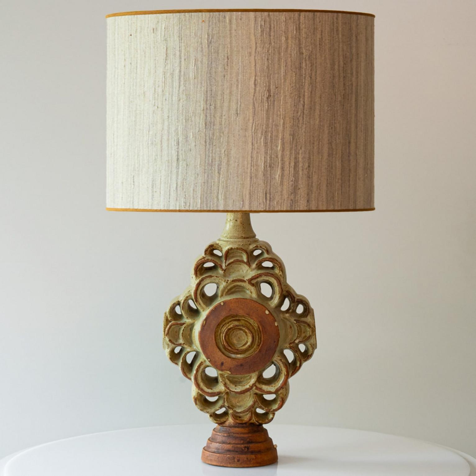 Große Keramik-Tischlampe von B. Rooke, ovaler Lampenschirm von R. Houben, 1970 (Moderne der Mitte des Jahrhunderts) im Angebot