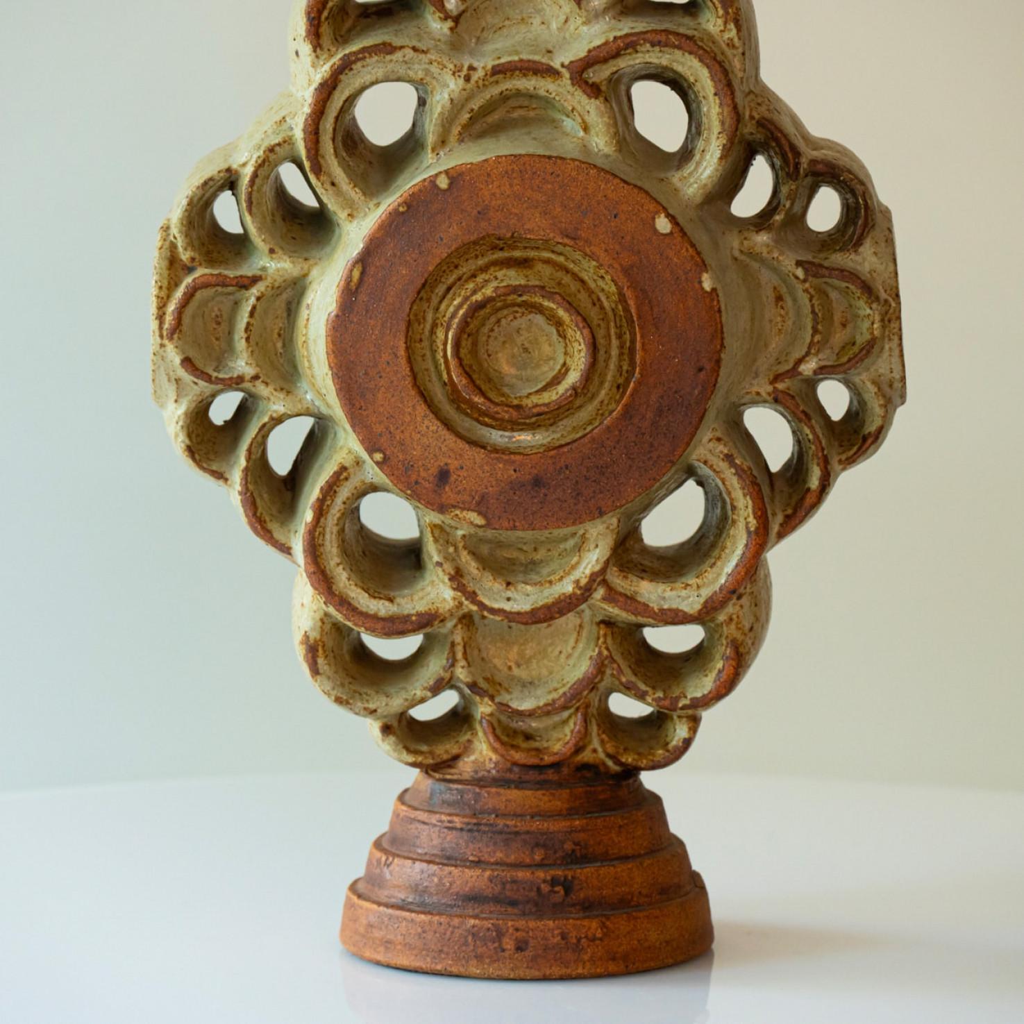 Große Keramik-Tischlampe von B. Rooke, ovaler Lampenschirm von R. Houben, 1970 (Französisch) im Angebot