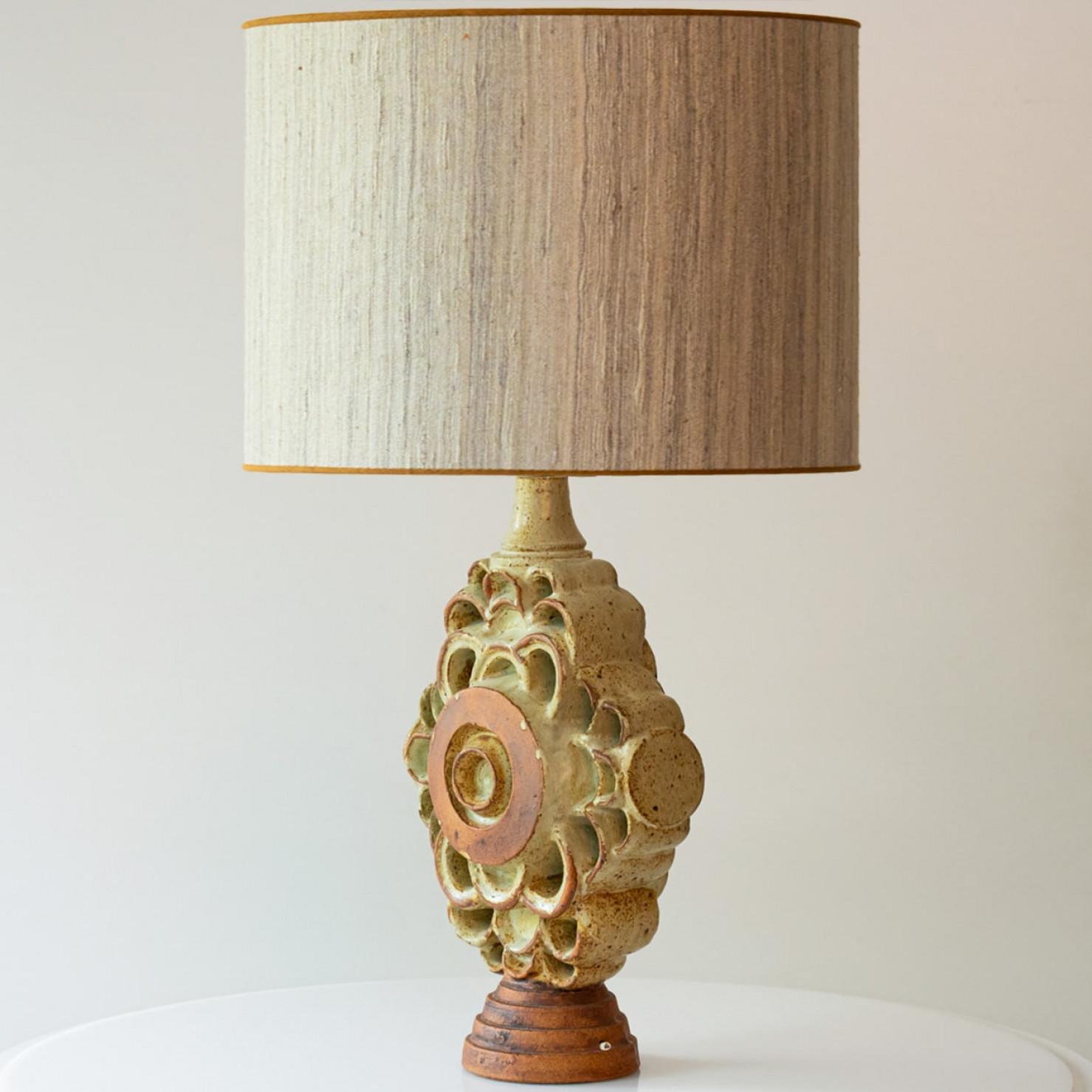 Große Keramik-Tischlampe von B. Rooke, ovaler Lampenschirm von R. Houben, 1970 im Zustand „Gut“ im Angebot in Rijssen, NL
