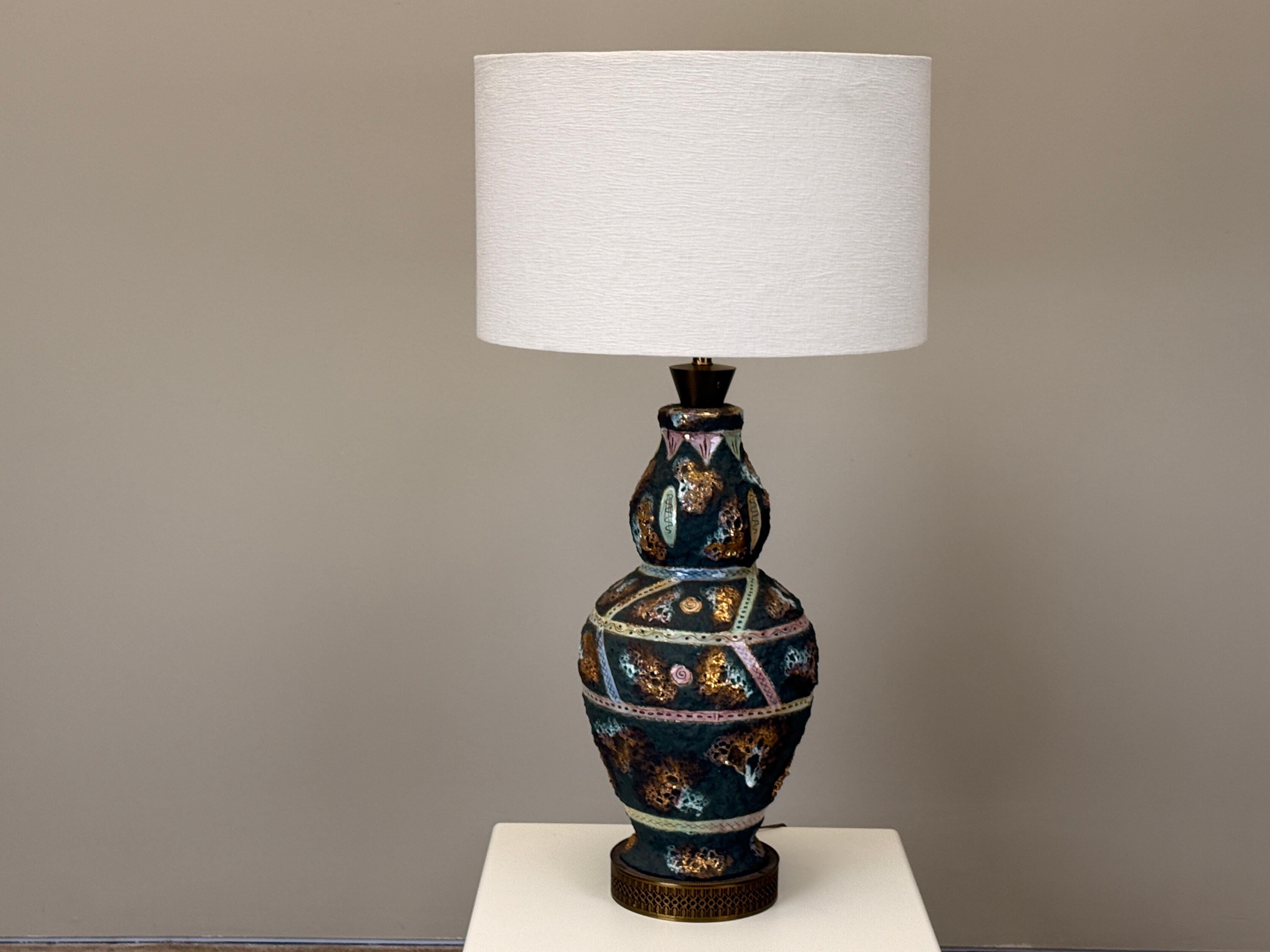 Lampe de table en céramique de grande taille avec glaçure volcanique par Italo Casini. 
L'abat-jour n'est pas inclus. 