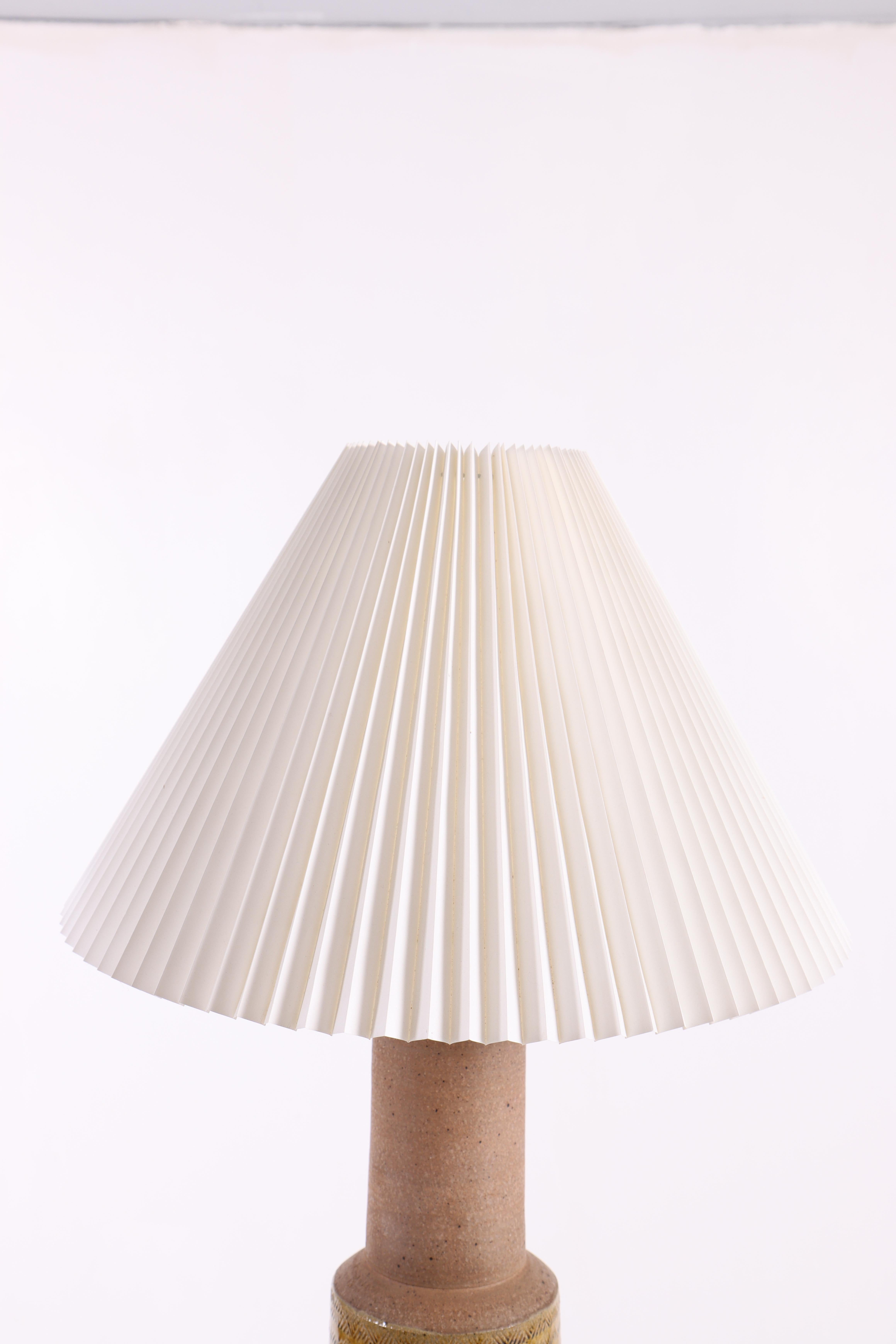 Beautiful ceramic table lamp designed by Nils Kähler in Denmark during the 1970s. The piece showcases the characteristic lines and glazing typical of the Kähler design tradition. A timeless example of Danish design, combining functionality with
