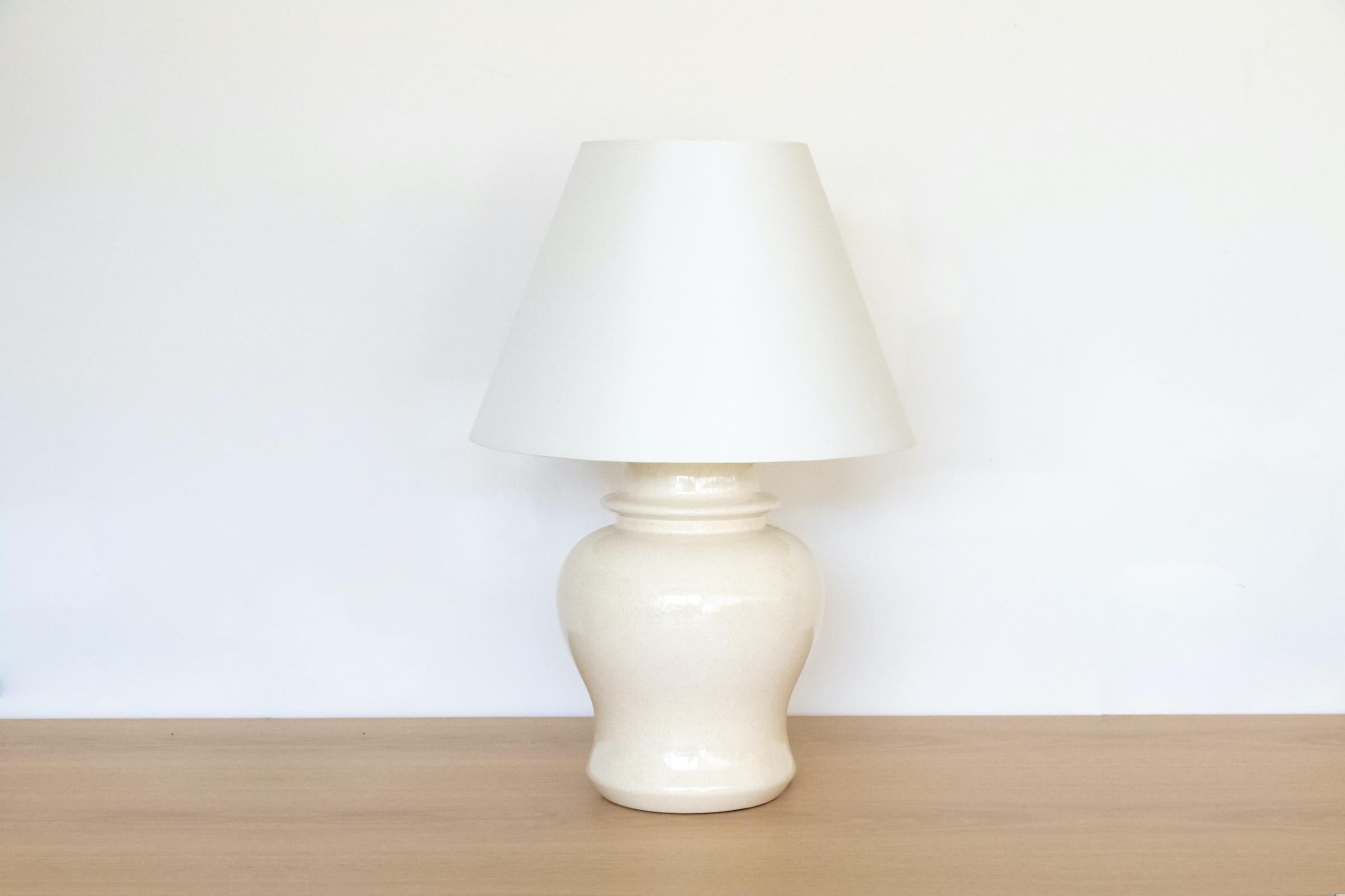 Large ceramic table lamp by Tommaso Barbi. Creamy speckled curved ceramic base with new silk shade. Stamped Tommaso Barbi, made in Italy on the interior. Newly re-wired. 


Measures: Shade diameter 17.25