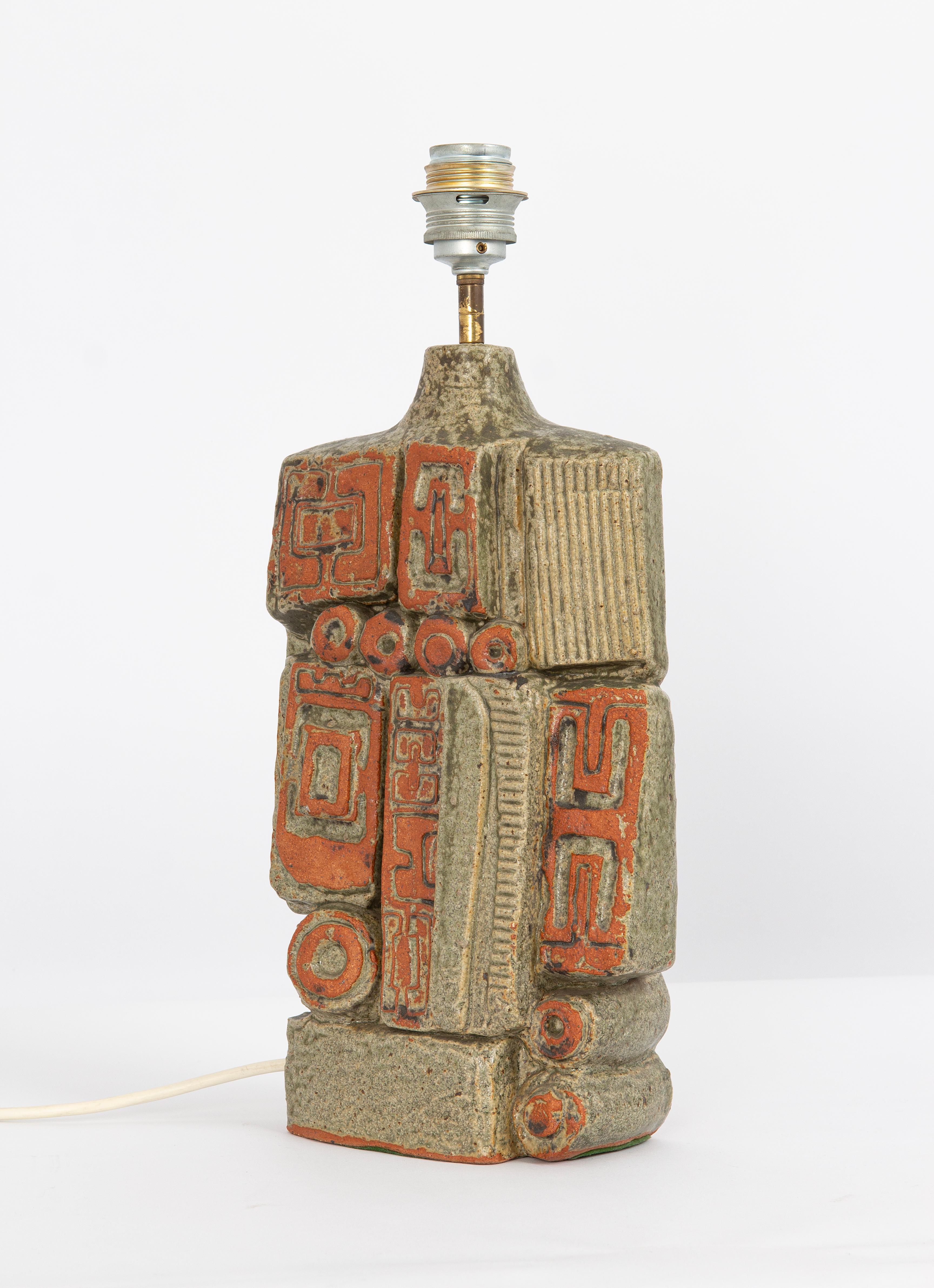 Una rara lampada da tavolo di Bernard Rooke, Inghilterra, anni '60. Pezzo scultoreo, realizzato con elementi in ceramica fatti a mano nei toni naturali della terracotta e della pietra. 
 Forma e colore stupefacenti - Buona qualità e buone condizioni