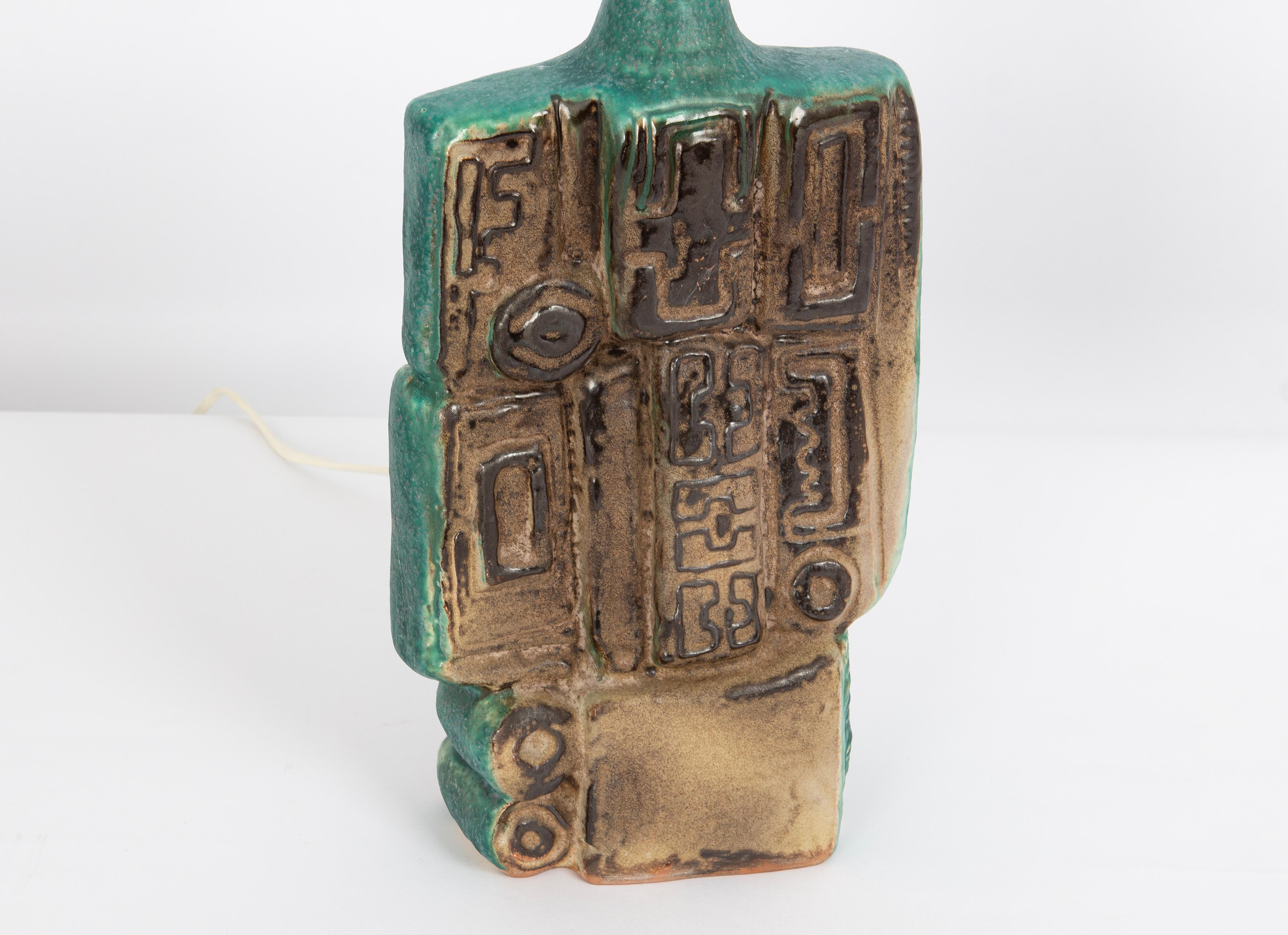 Una rara lampada da tavolo di Bernard Rooke, Inghilterra, anni '60. Pezzo scultoreo, realizzato con elementi in ceramica fatti a mano nei toni naturali della terracotta e della pietra. 
 Forma e colore stupefacenti - Buona qualità e buone condizioni