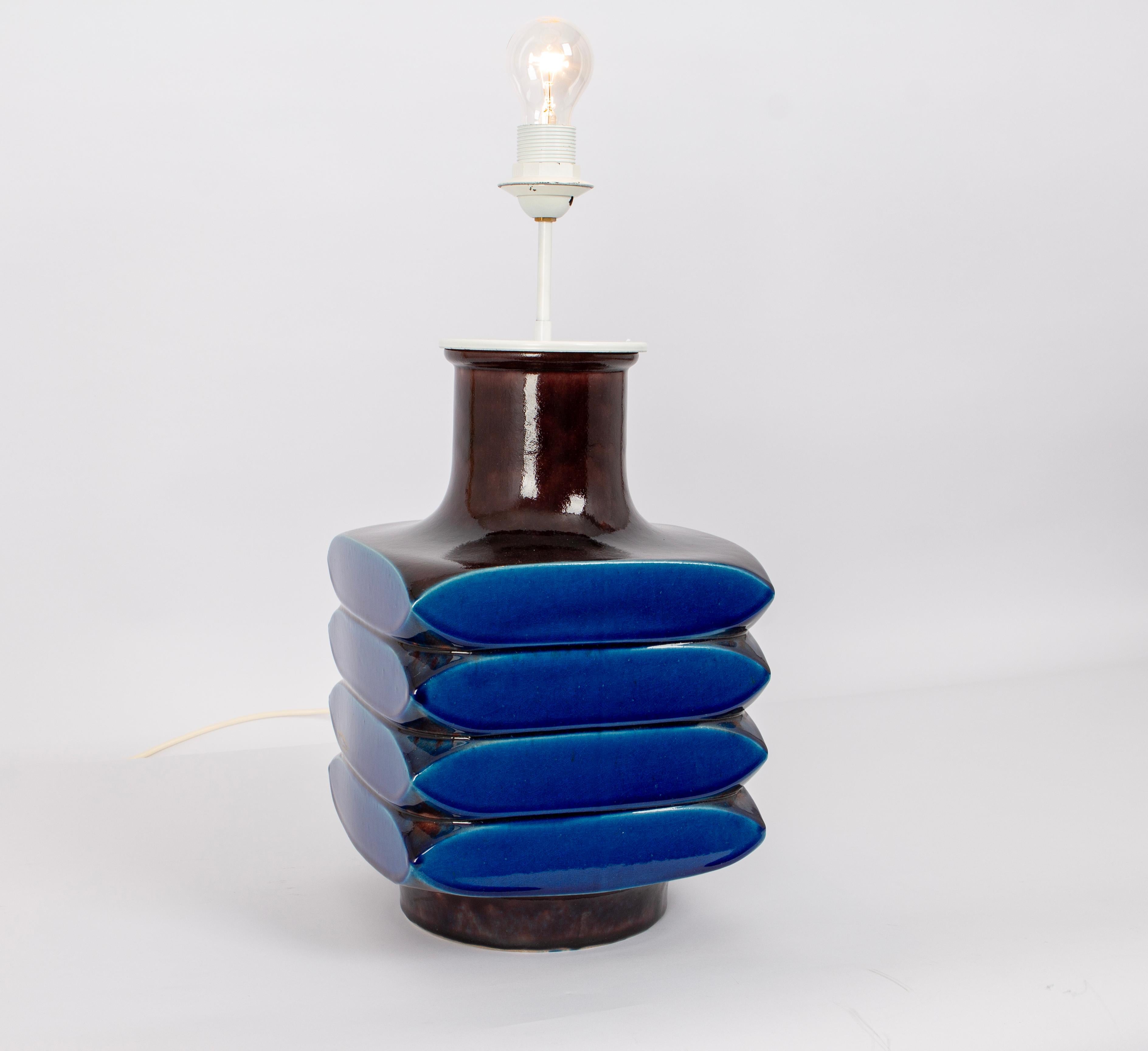Grande lampe de table en céramique conçue par Cari Zalloni, Allemagne, années 1970
Forme et couleur époustouflantes- Bonne qualité et en bon état avec des signes d'âge et d'utilisation. Nettoyé, bien câblé et prêt à l'emploi. La lampe de table