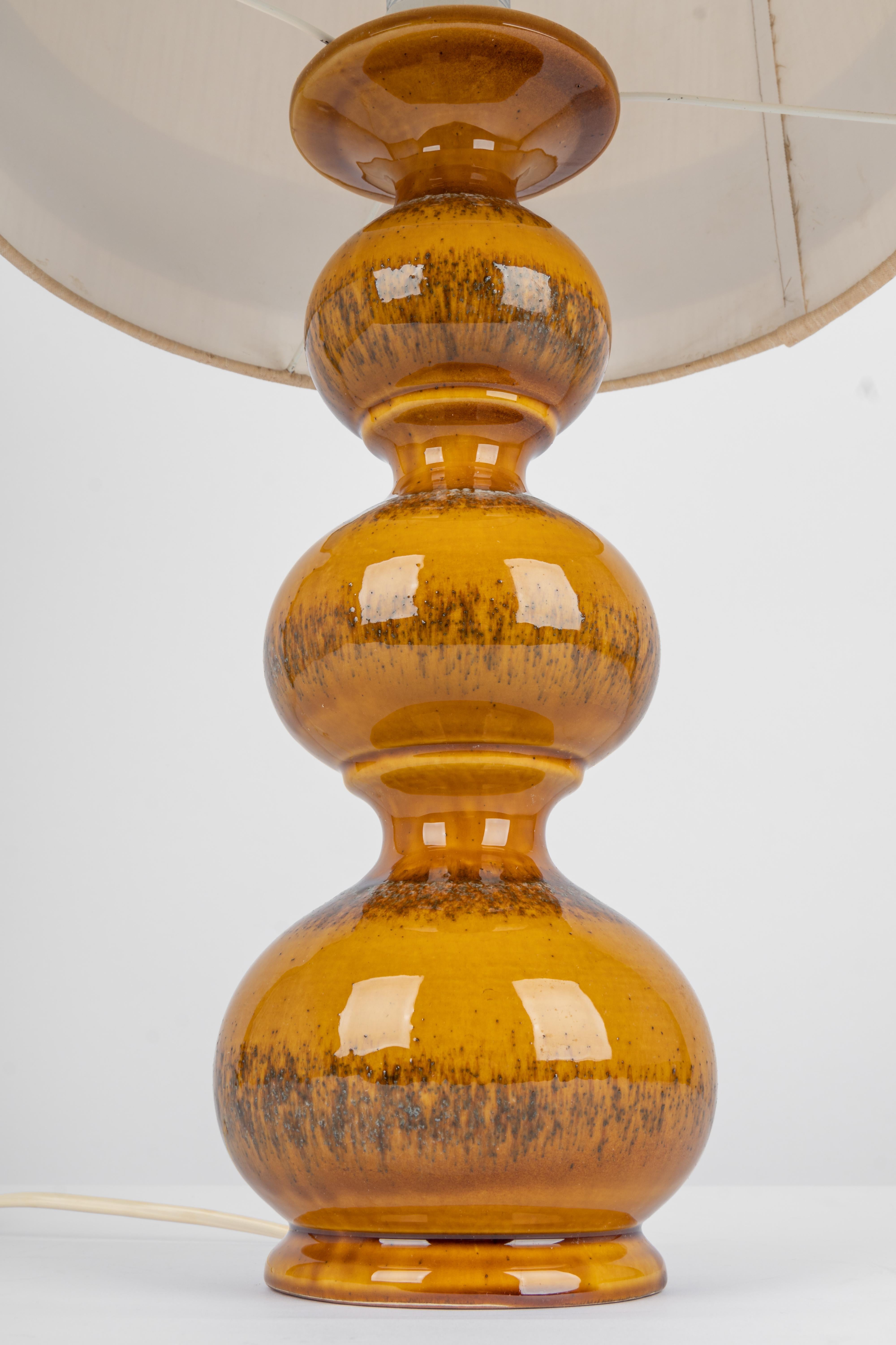 Grande lampe de table en céramique conçue par kaiser, Allemagne, 1970
Forme et couleur étonnantes- Bonne qualité et en bon état avec des signes d'âge et d'utilisation. Nettoyé, bien câblé, et prêt à être utilisé. La lampe de table nécessite une