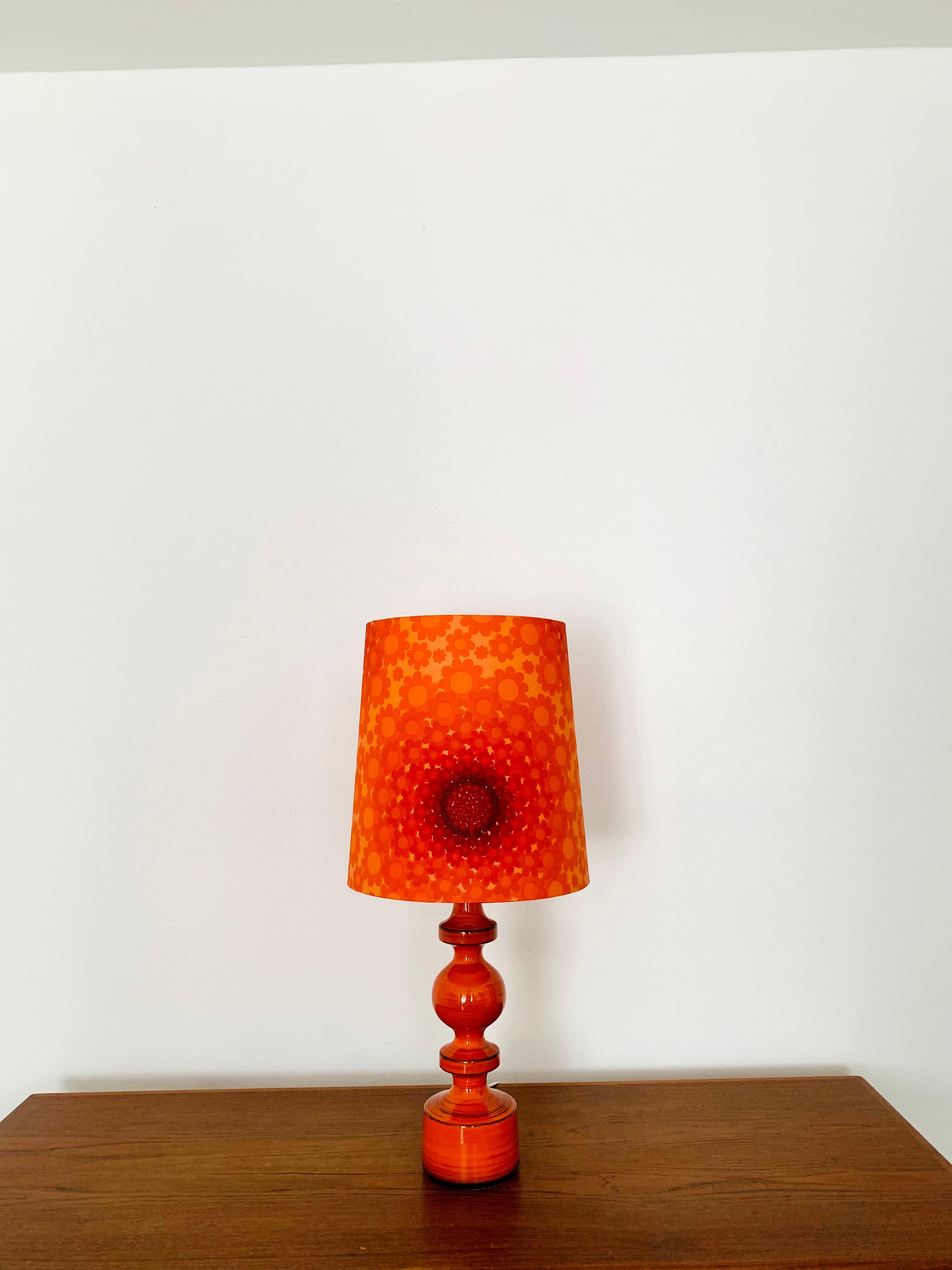 Very nice ceramic table lamp from the 1960s.
Wonderful design and finish.
The lamp with the hand-painted glaze is a real eye-catcher.

Condition:

Very good vintage condition with slight signs of wear consistent with age.
Slight signs of wear