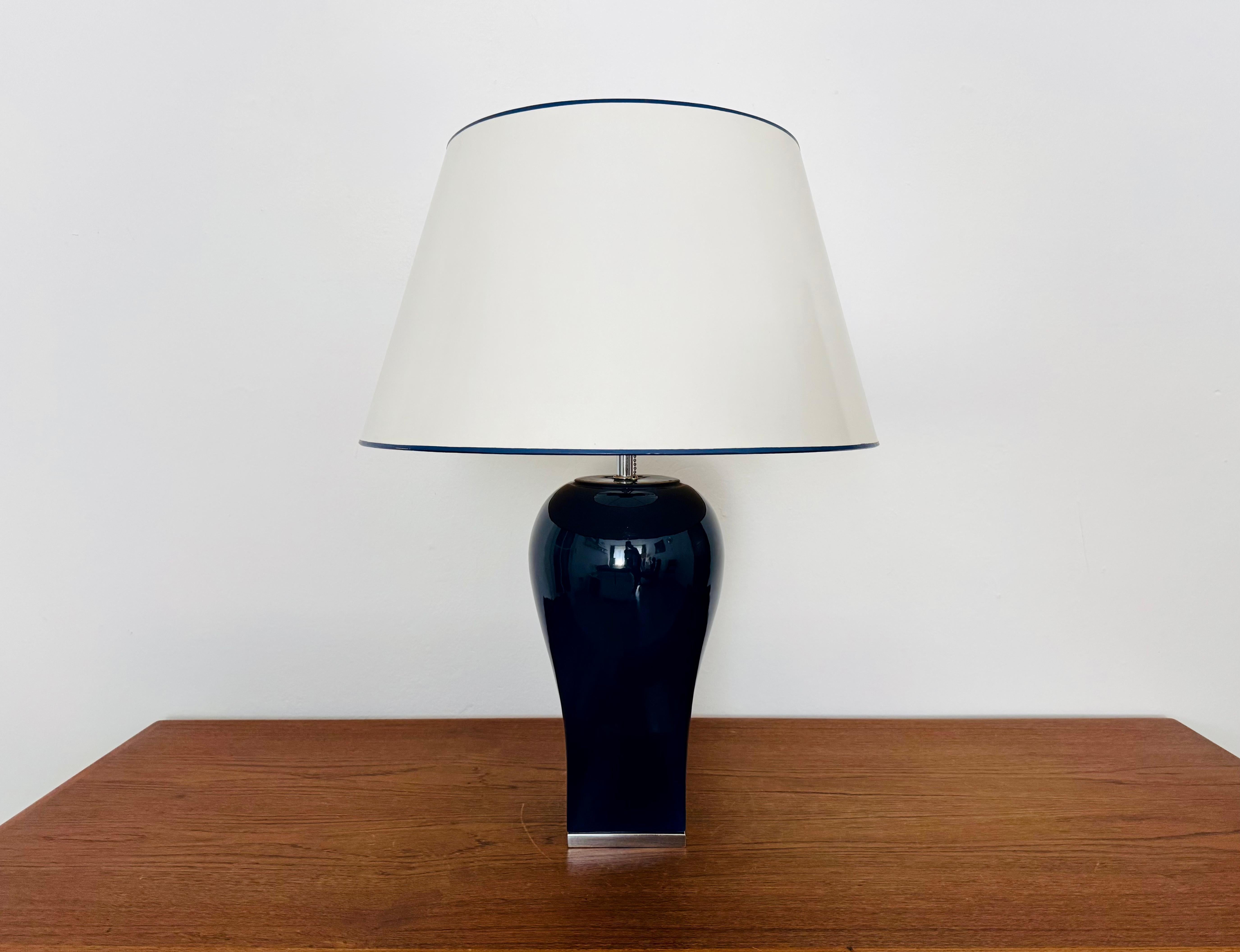 Merveilleuse lampe de table en céramique des années 1960.
Une qualité de fabrication exceptionnelle et un design très beau et élégant.
Le support d'abat-jour est réglable en hauteur.
Il crée une lumière merveilleusement douillette.

Condit :

Très