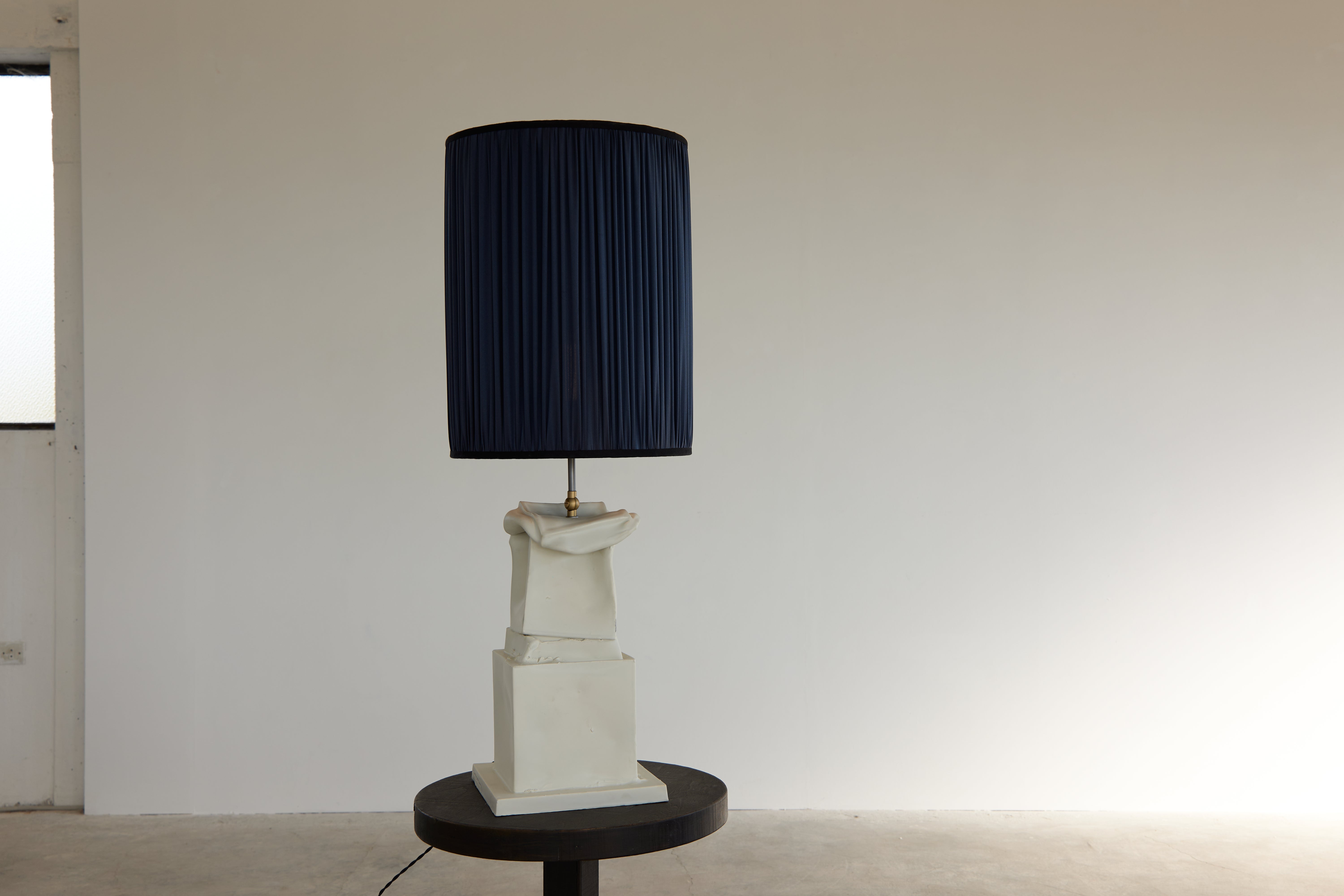 Grande lampe de table en céramique post-moderne, cubiste et ConsLarge en bleu foncé. Fabriqué en Italie Neuf - En vente à New York, NY