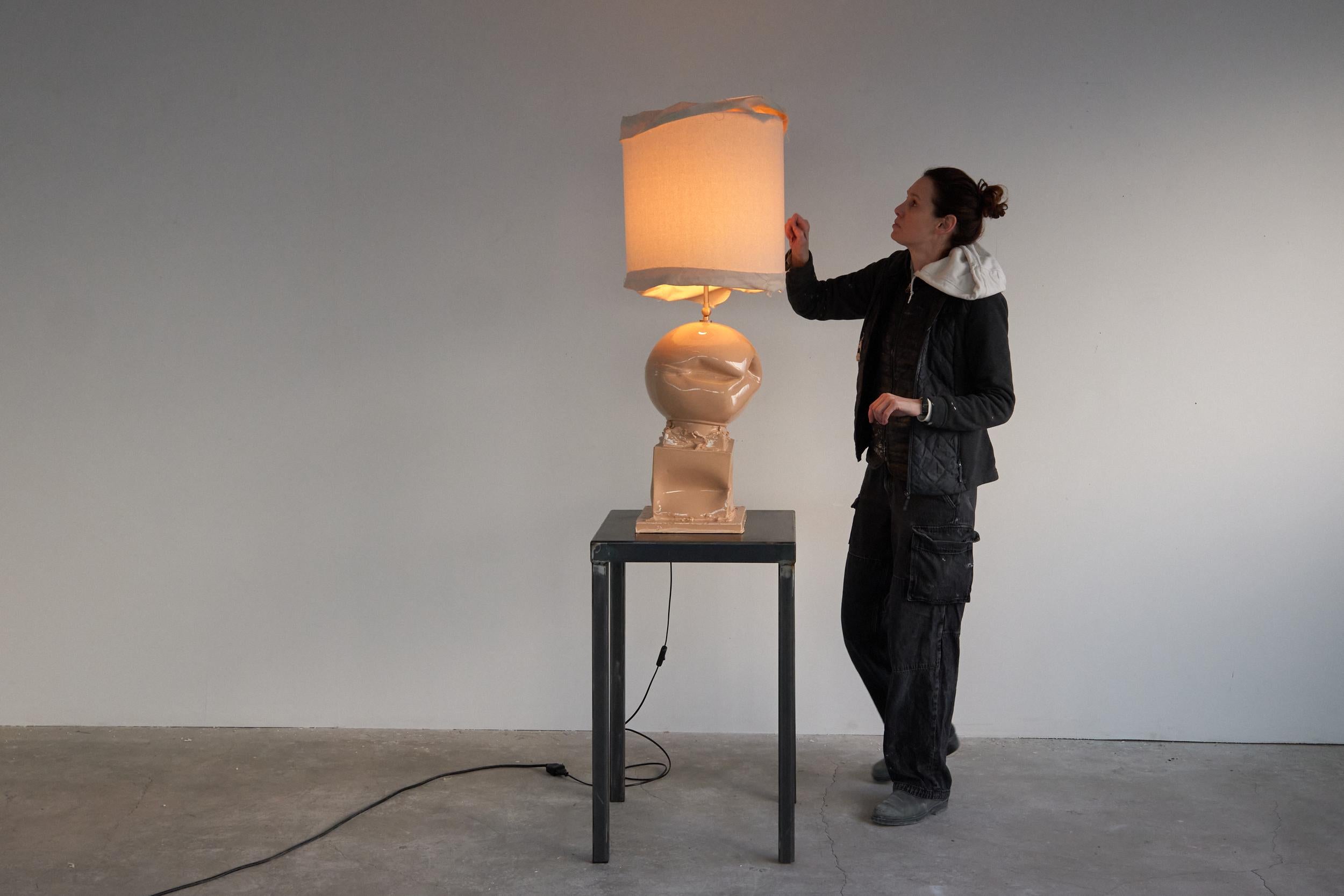 La lampada Marostica+Cassola fa parte di un progetto intitolato Break the Mold dell'artista Jenna Basso Pietrobon. Ogni lampada è unica e la direzione del paralume è regolabile. La lampada è stata creata utilizzando alcuni stampi diversi e le forme