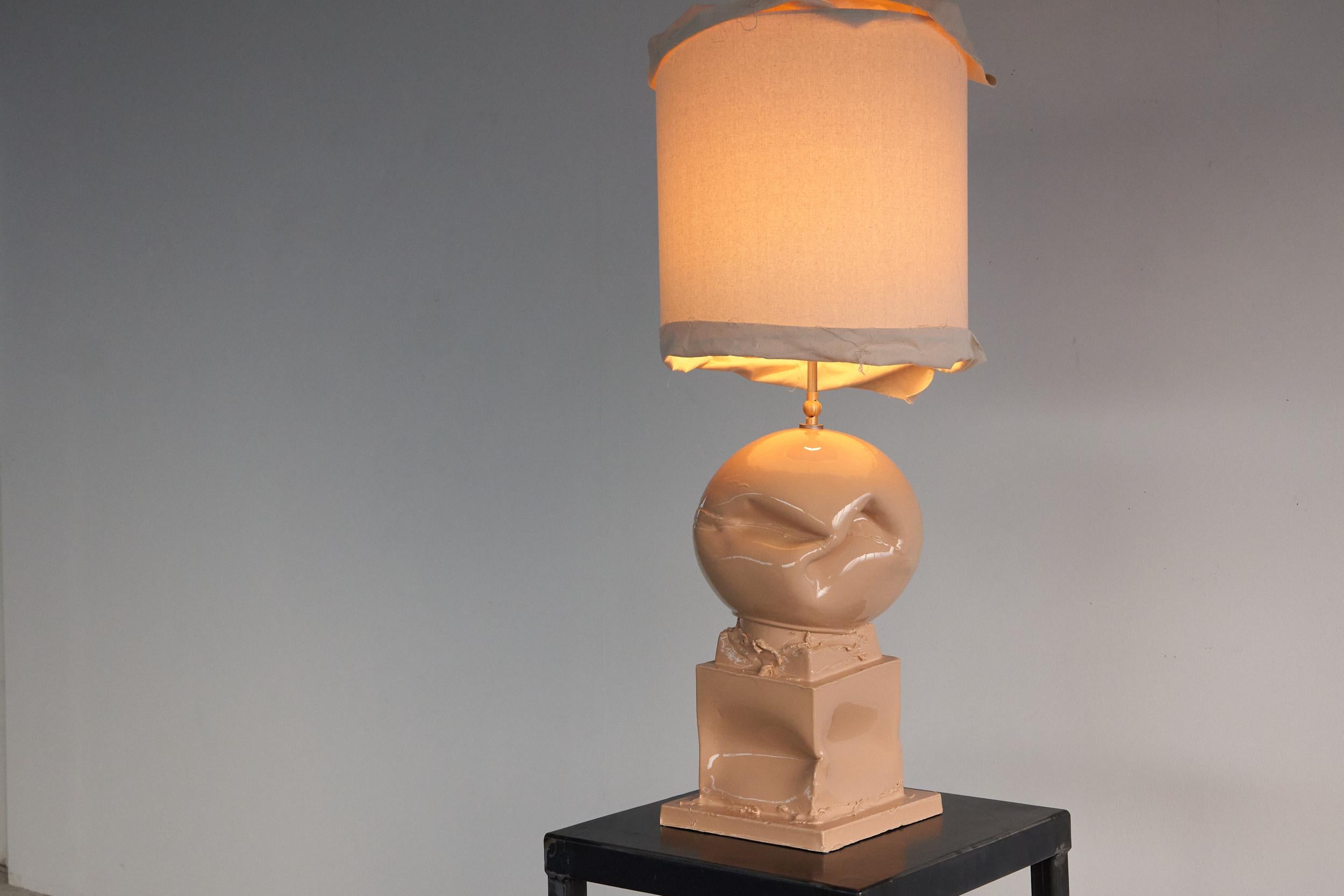 Intagliato a mano Lampada da tavolo grande in ceramica Nude Peach. Prodotto in Italia in vendita