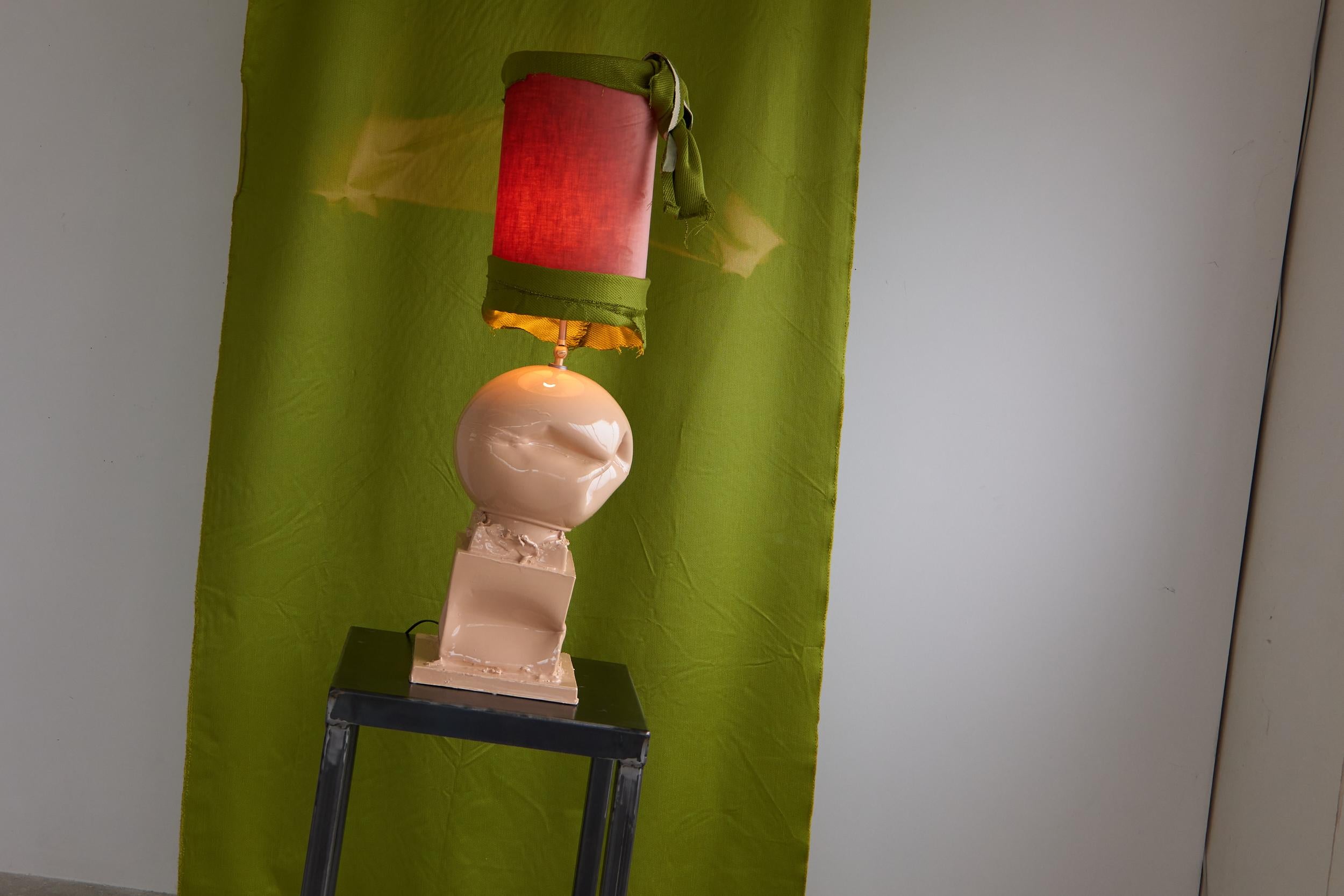 XXI secolo e contemporaneo Lampada da tavolo grande in ceramica Nude Peach. Prodotto in Italia in vendita